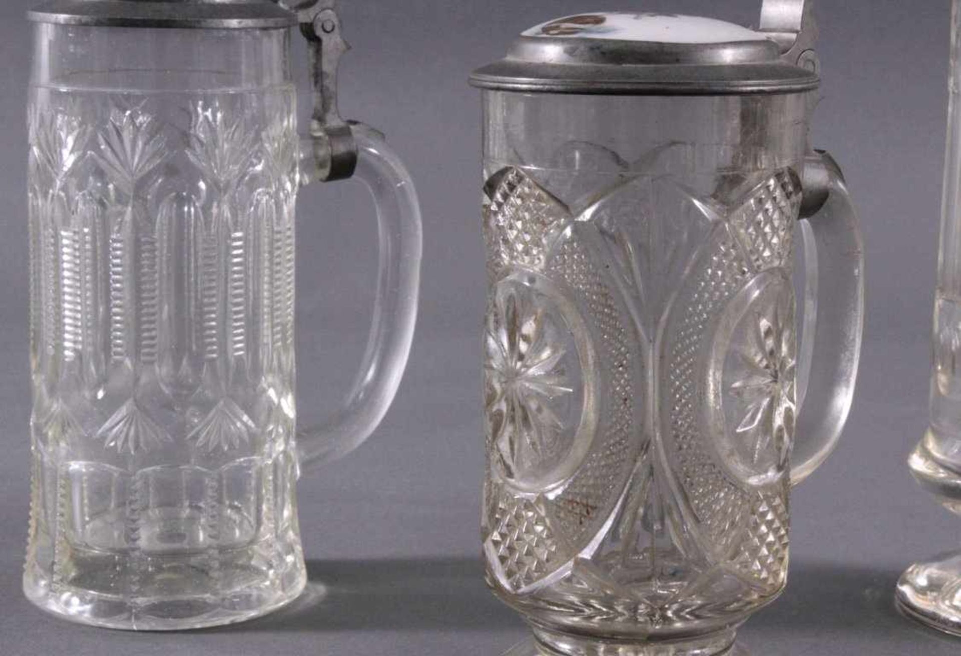 Vier Glas-Bierkrüge, 19. Jh.1x Pressglaskrug mit Zinnklappdeckel und bemaltenPorzellaneinsatz, ca. - Image 2 of 5