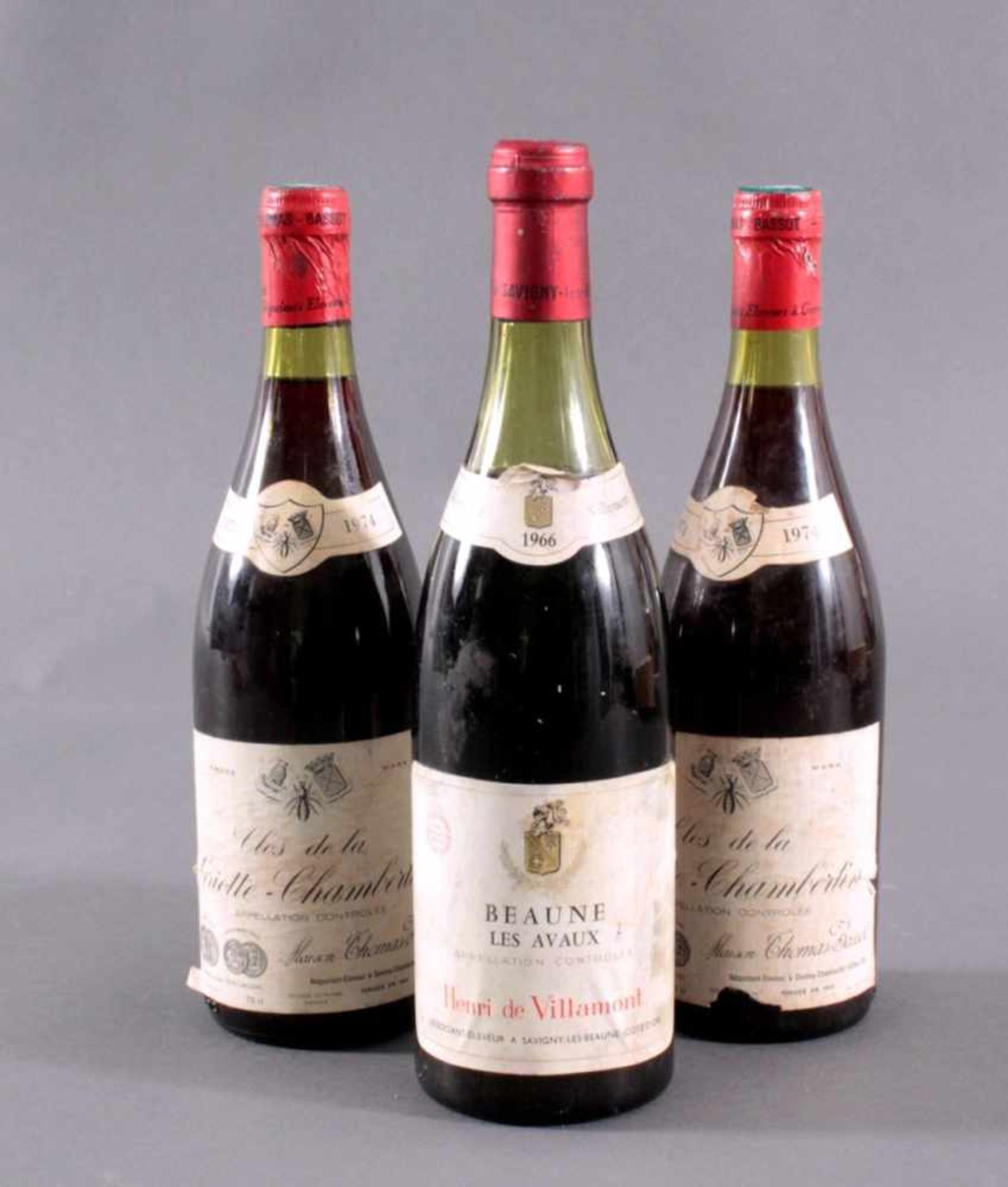 Drei Flaschen Rotwein1x 1966er Beaune les Avaux Henri Villamond. Weinspiegelgeringfügig abgesunken.