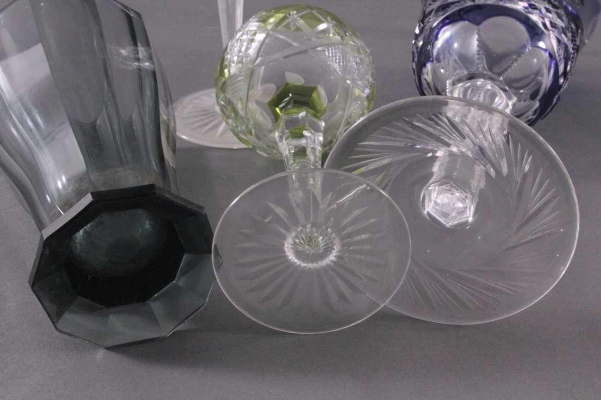 Konvolut Römer, Vase4 Stück. Klarglas, verschiedene, Formen und Größen, farbigüberfangen, - Bild 3 aus 3