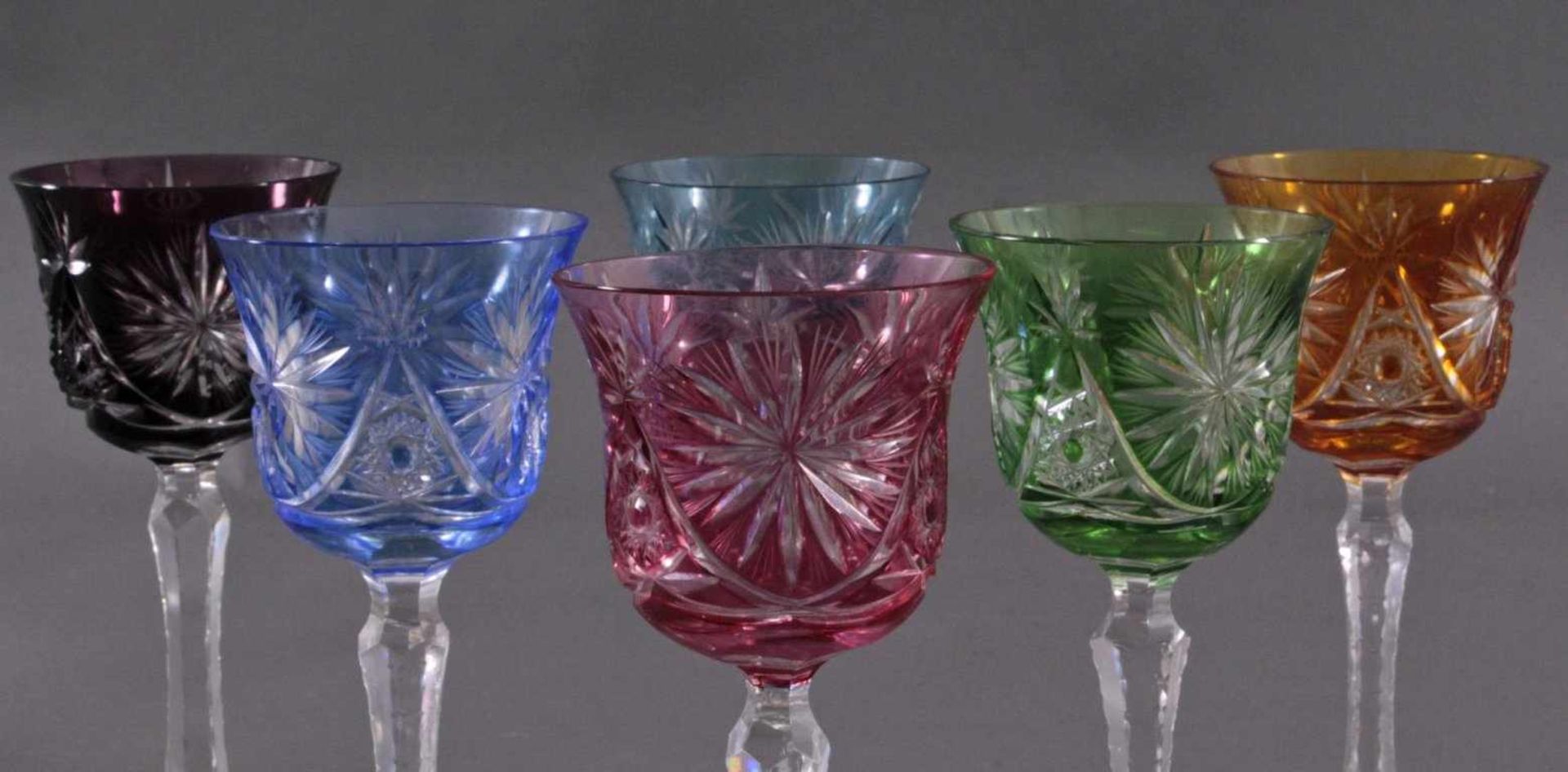 Sechs Kristall-RömerKristallglas, verschiedene Farben und Dekore, facettierterSchaft mit - Image 2 of 4