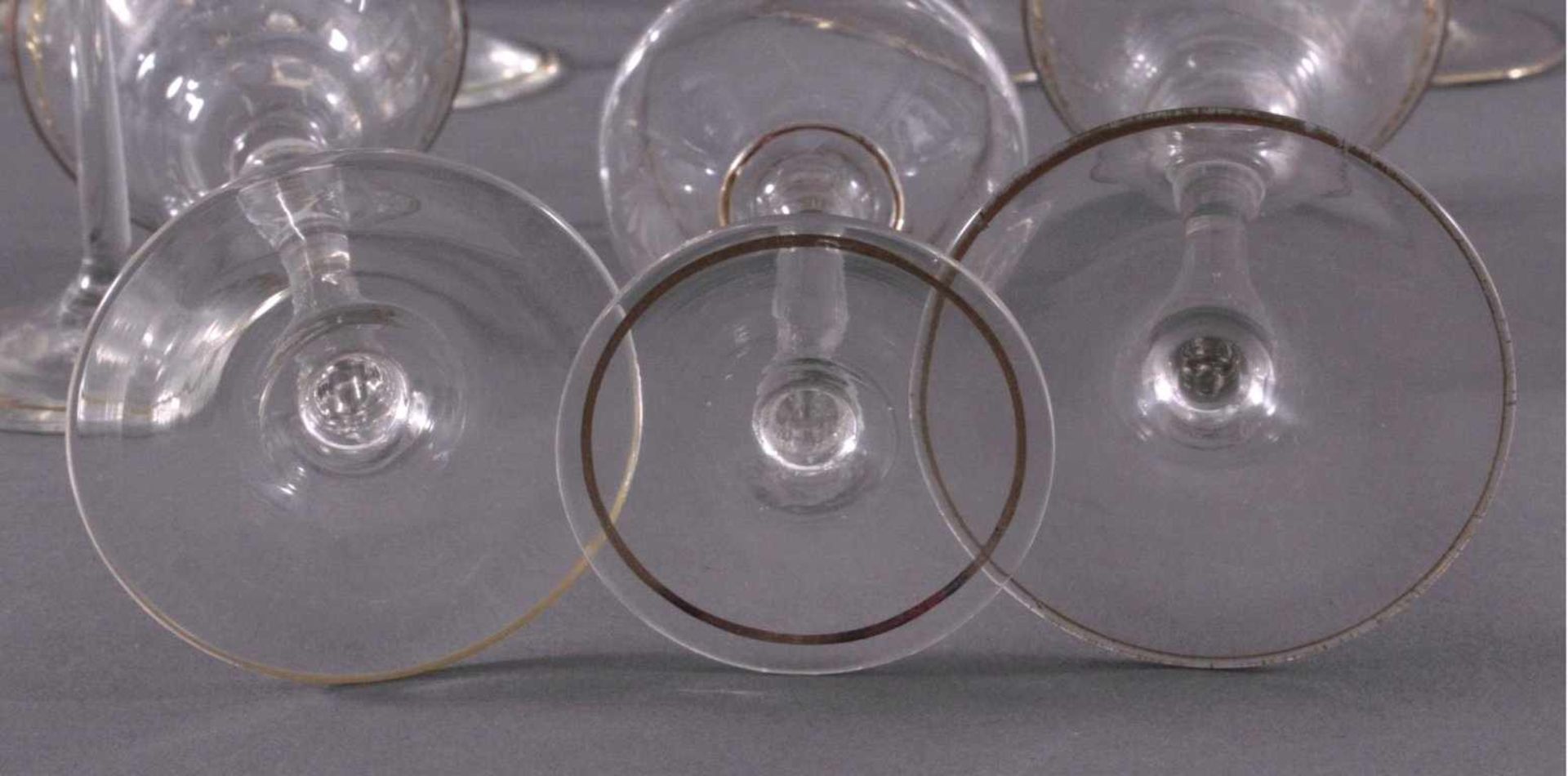 9 Trinkgläser um 1900Farbloses Glas. Fünf Gläser mit bauchiger Kuppa, Wandungenmit satinierten - Image 4 of 5