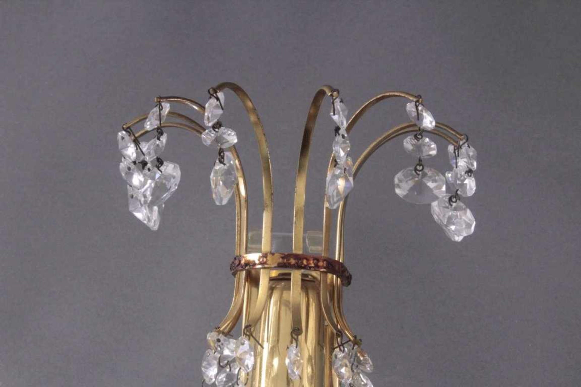 Paar WandlampenMessing mit Kristallbehang, 4-flammig, ca. H-32 x 38 cm.Fehlteile, Funktion nicht - Image 4 of 5