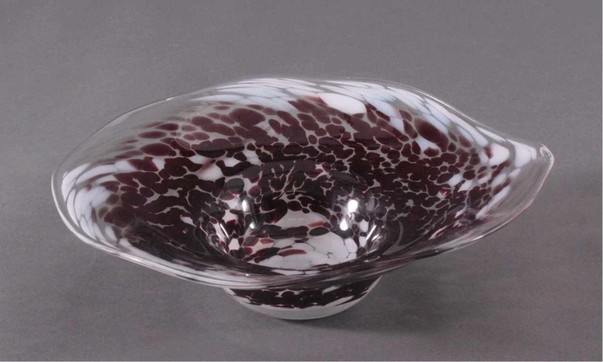 GlasschaleKlarglas, weiße und braune Einschmelzungen, tief gemuldeteSchale mit weit ausgestellten - Image 2 of 2