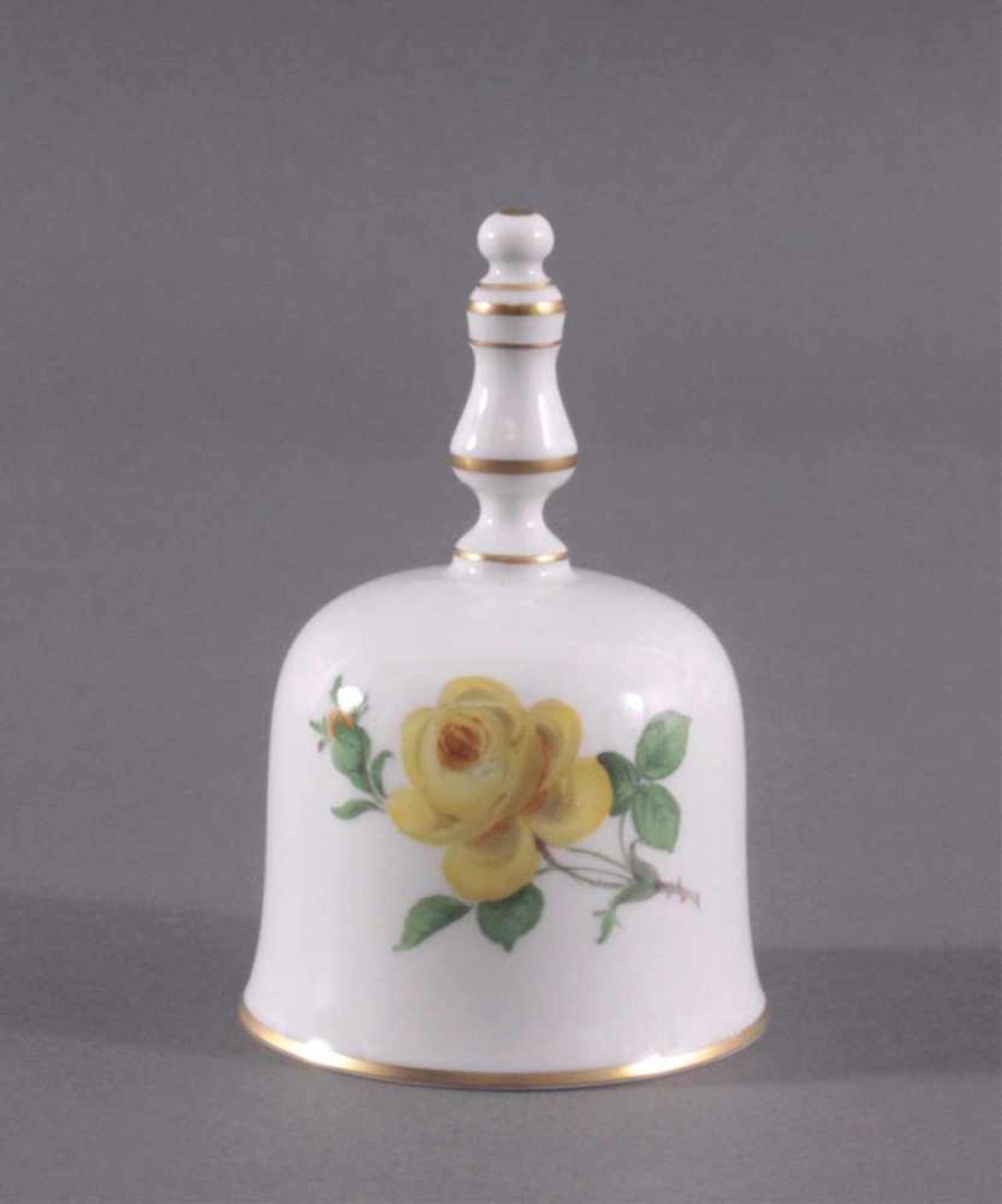 Meissen Tischglocke, I. WahlPorzellan, Dekor: Rose gelb. Balustergriff, Goldränder,Porzellanklöppel,