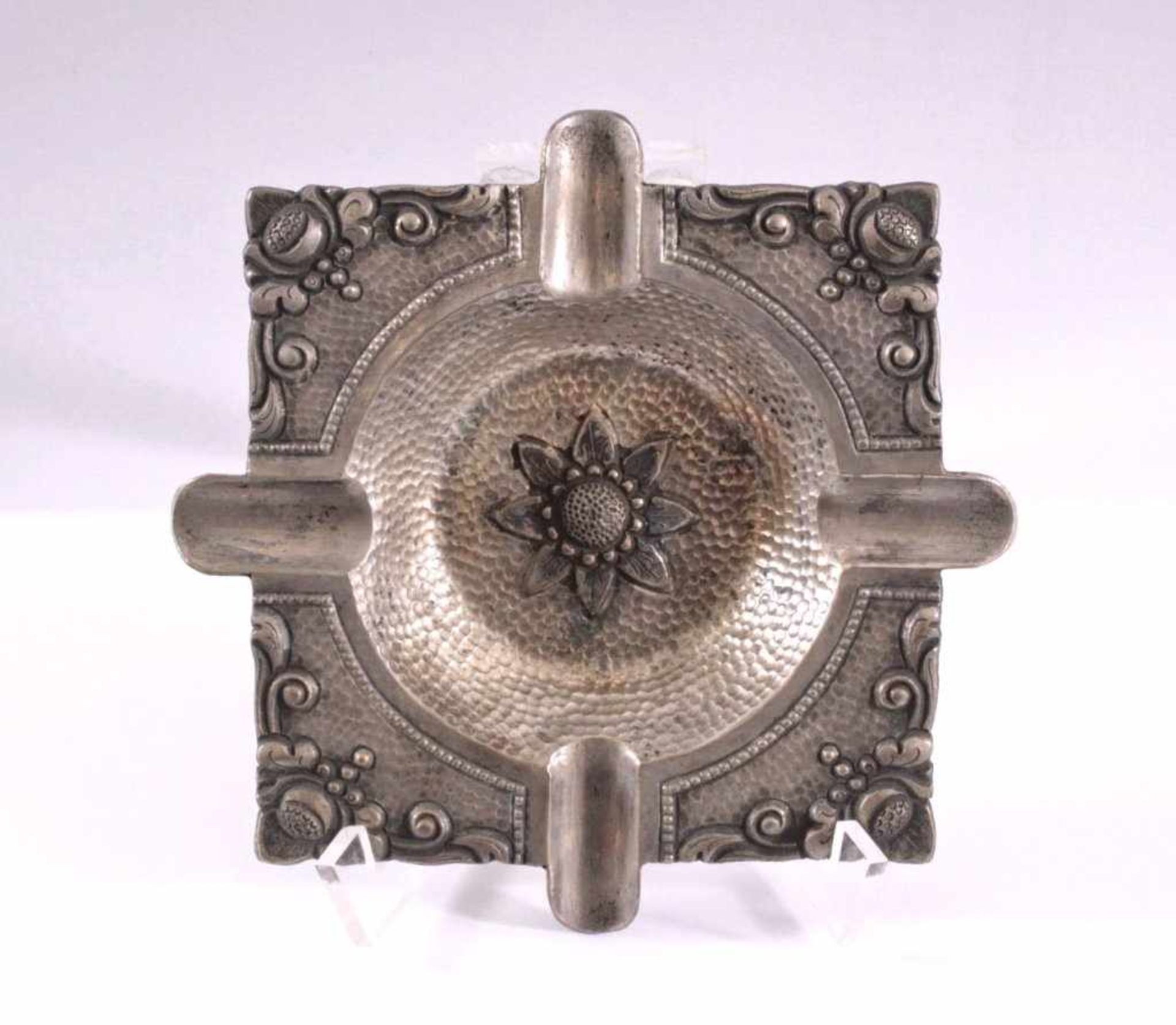 Aschenbecher, 800er SilberPunziert DN 800, quadratisch, mit floralen Dekorkanten, ca.12,5 x 12,5 cm,