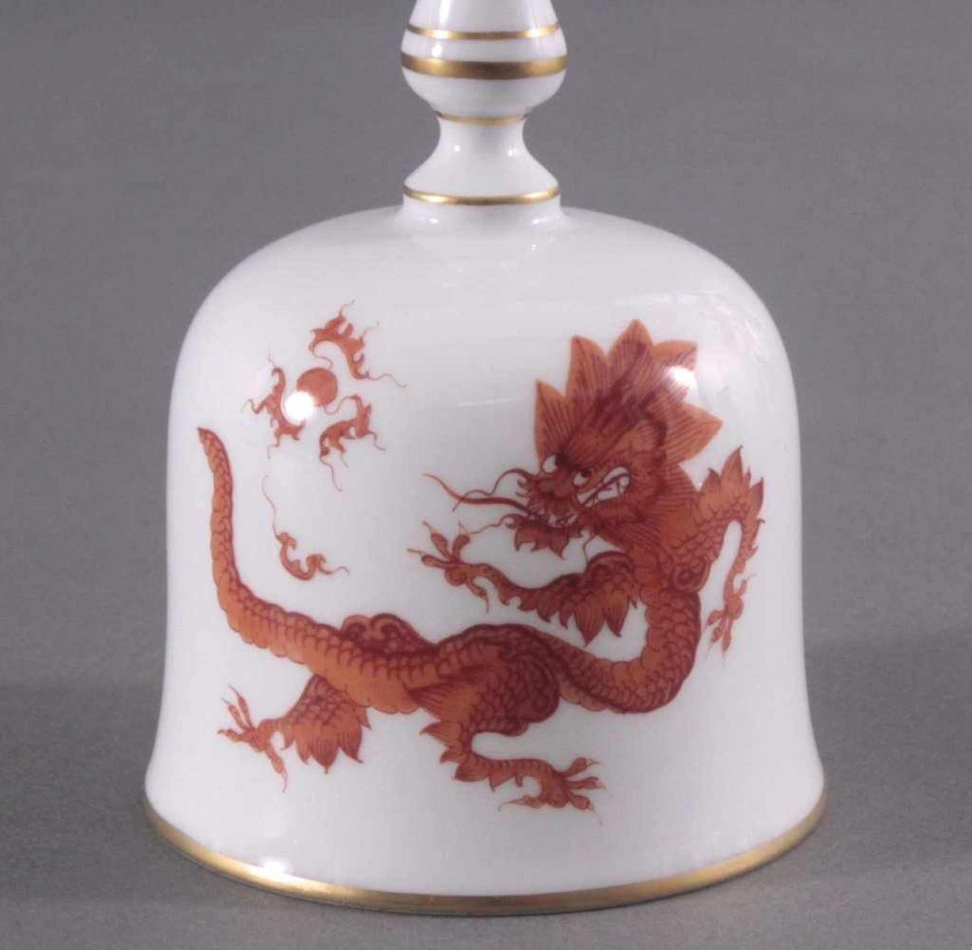 Meissen Tischglocke, I. WahlPorzellan, Dekor: Roter Drache. Balustergriff, Glasklöppel,Goldränder, - Bild 2 aus 4