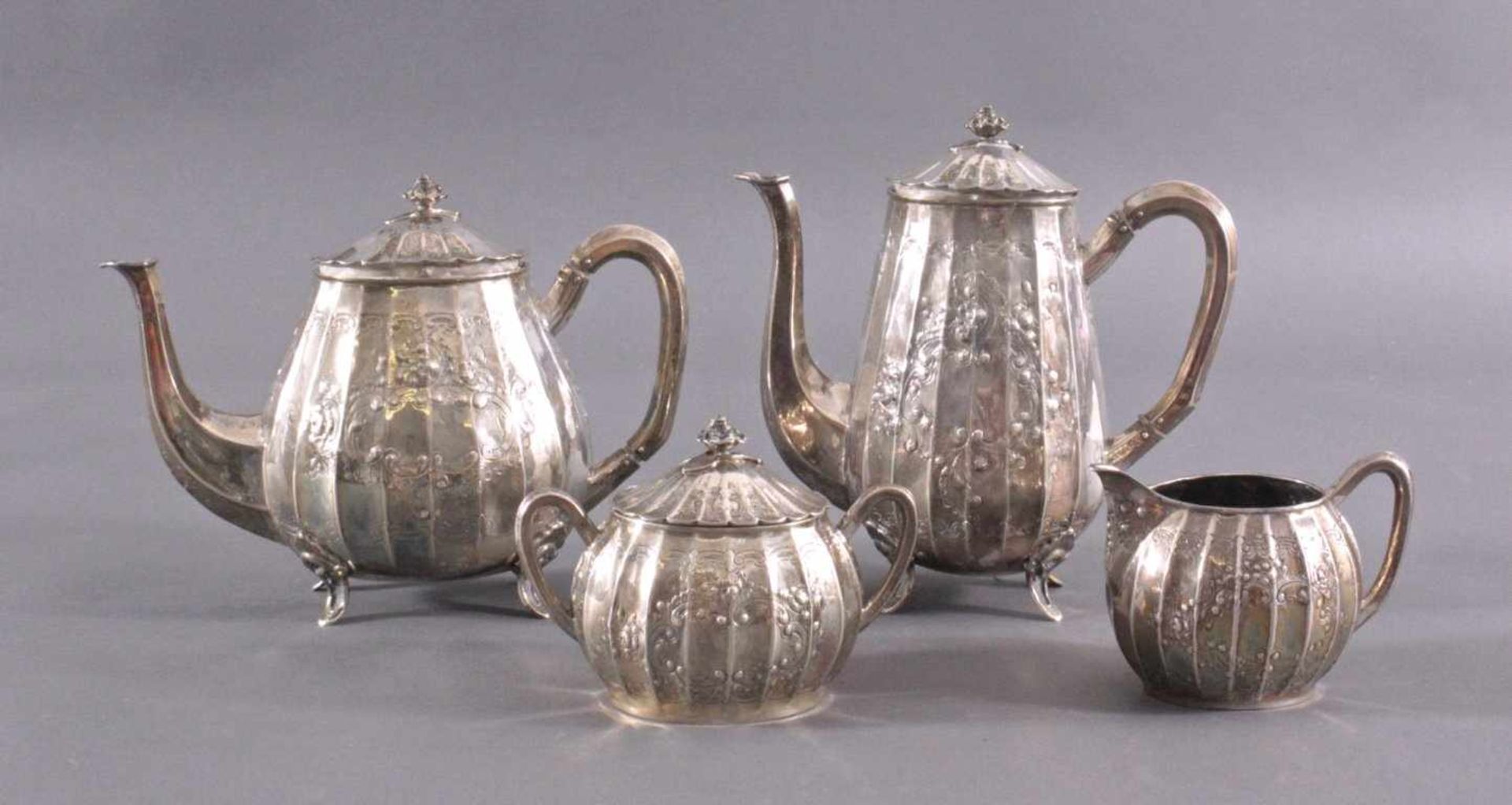 Biedermeier Kaffe- und TeekernKaffee und Teekern, 1. Hälfte des 19. Jahrhunderts,getriebenes Silber,
