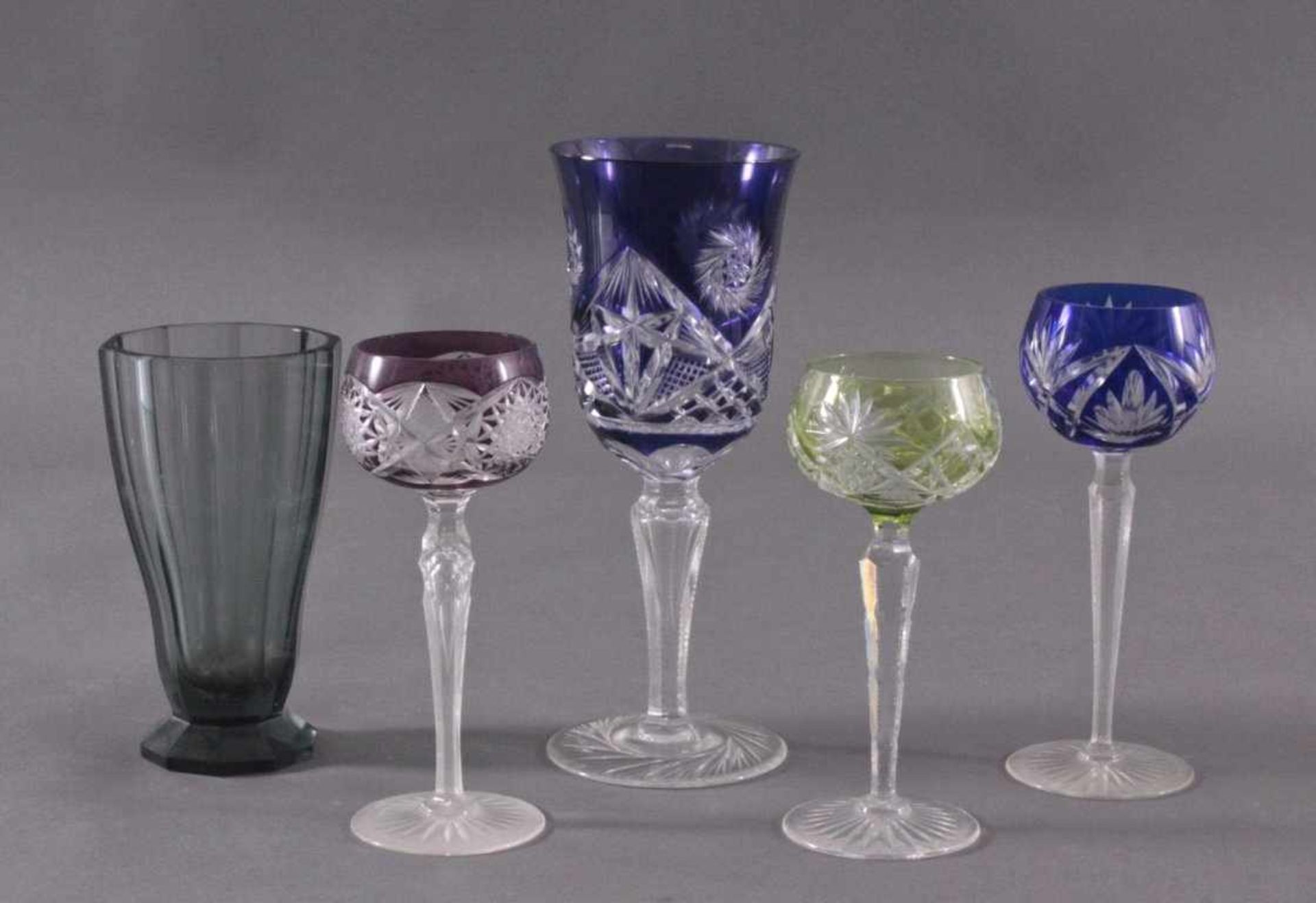 Konvolut Römer, Vase4 Stück. Klarglas, verschiedene, Formen und Größen, farbigüberfangen,
