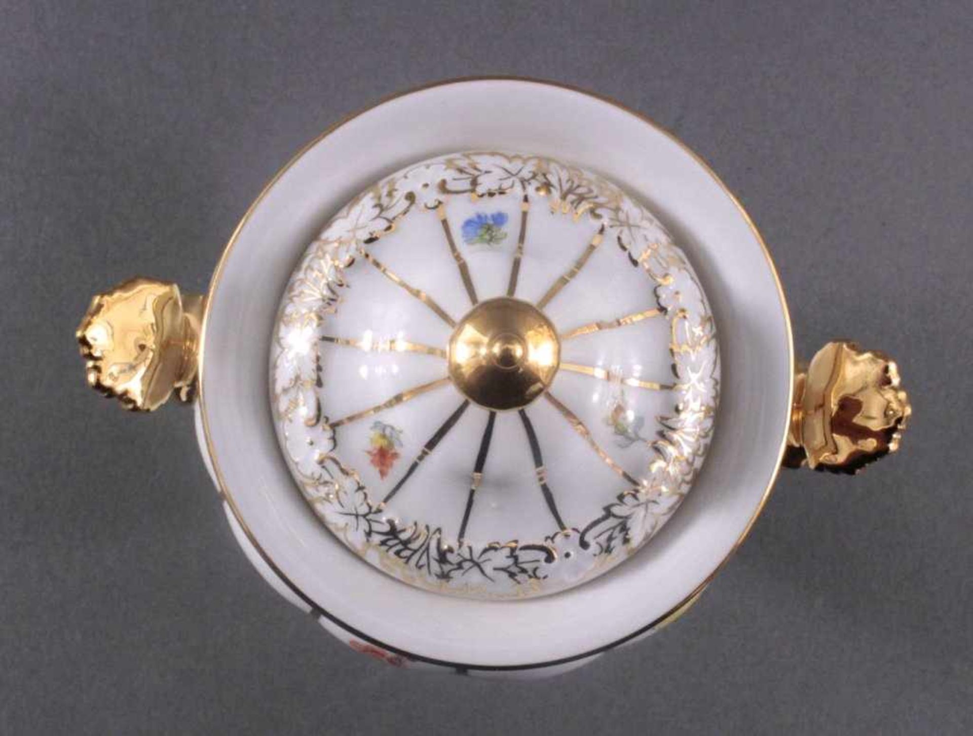 Meissen Deckeldose, X-Form, II. WahlWeißporzellan mit polychromer Streublumen- und Goldmalerei,runde - Image 4 of 4