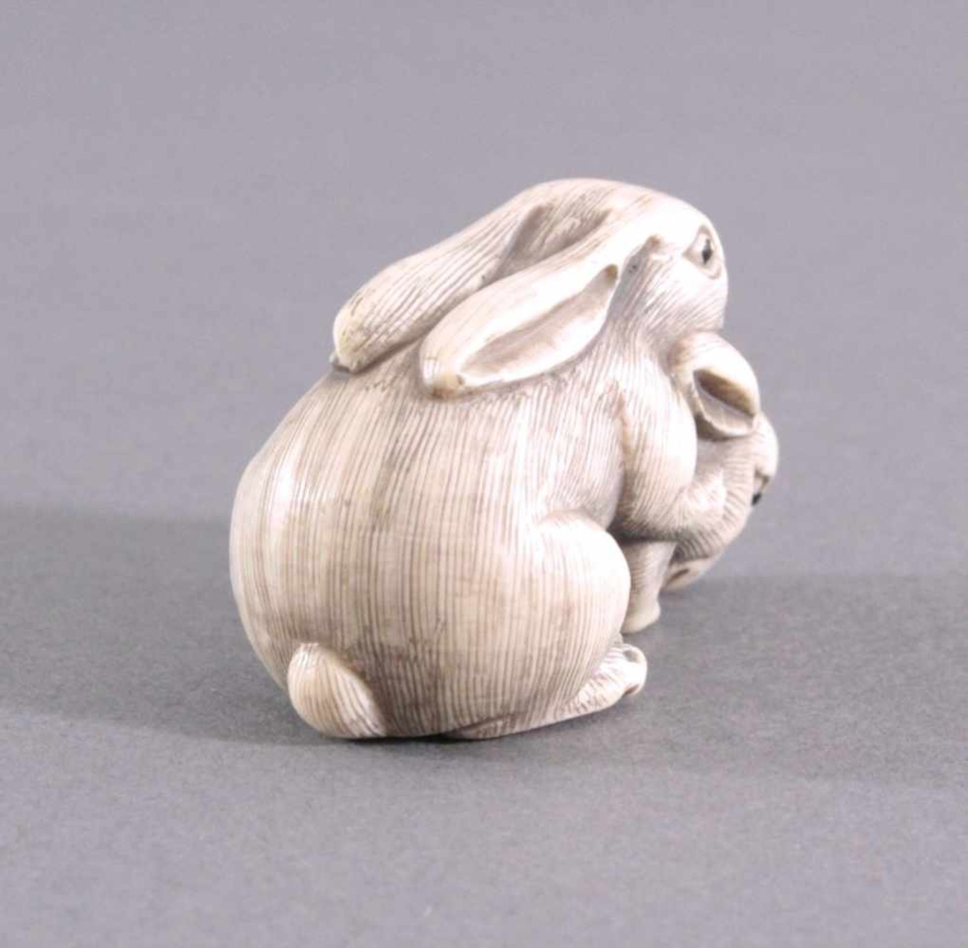 Netsuke, Japan 1. Hälfte 20. Jh., Elfenbein geschnitztVollplastische Schnitzerei, rammelnde Hasen, - Bild 4 aus 5