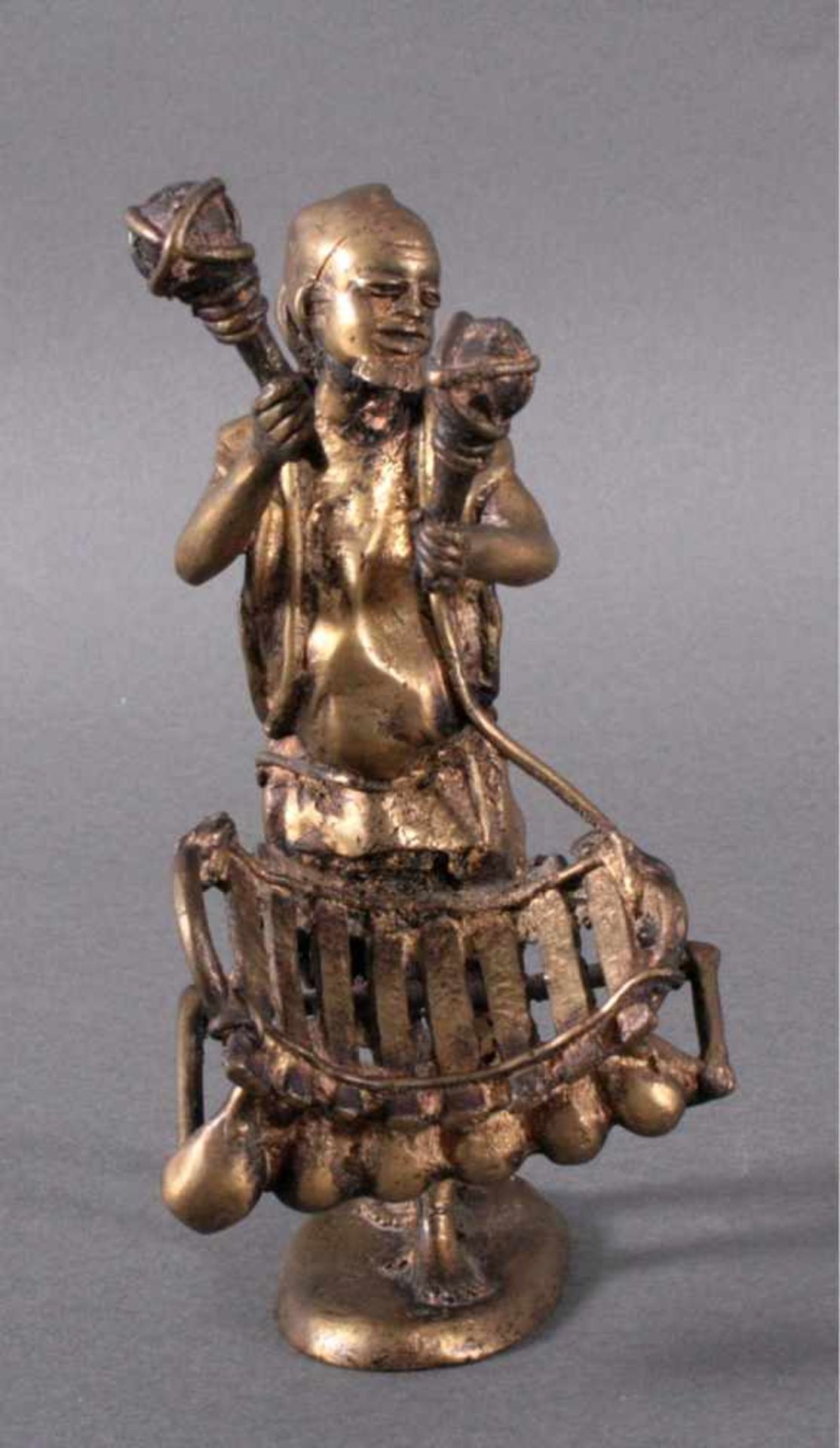 Bronzefigur ChinaGlockenspieler, ovaler Stand, detailliert gearbeitet,verlorene Form, ca. H- 21 cm - Bild 2 aus 5