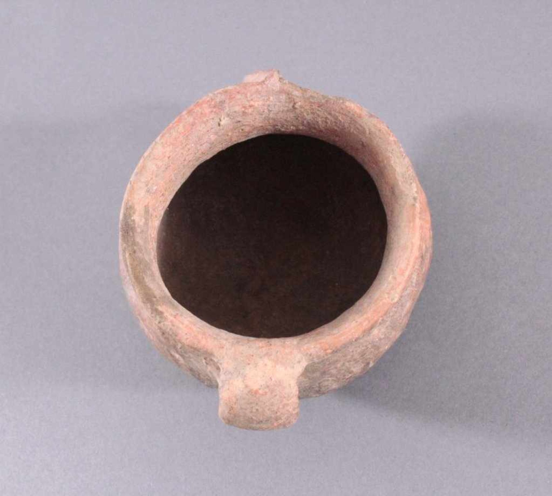 Henkelgefäß - Lausitzer Kultur 900-500 v. Chr.Henkelgefäß auf der Vorderseite verziert mit einer - Bild 4 aus 5