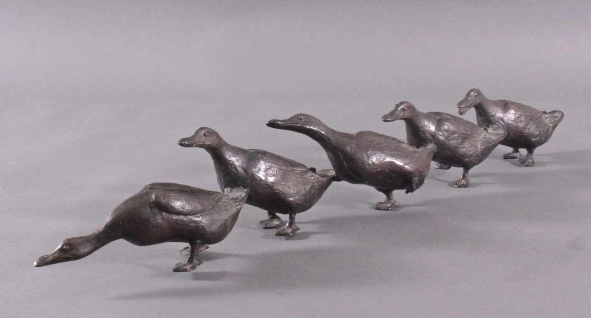 Kurt Ahrens 1934-2014, EntenfamilieBronzeskulptur, 5 watschelnde Enten, auf der zweiten Entevon - Bild 3 aus 6