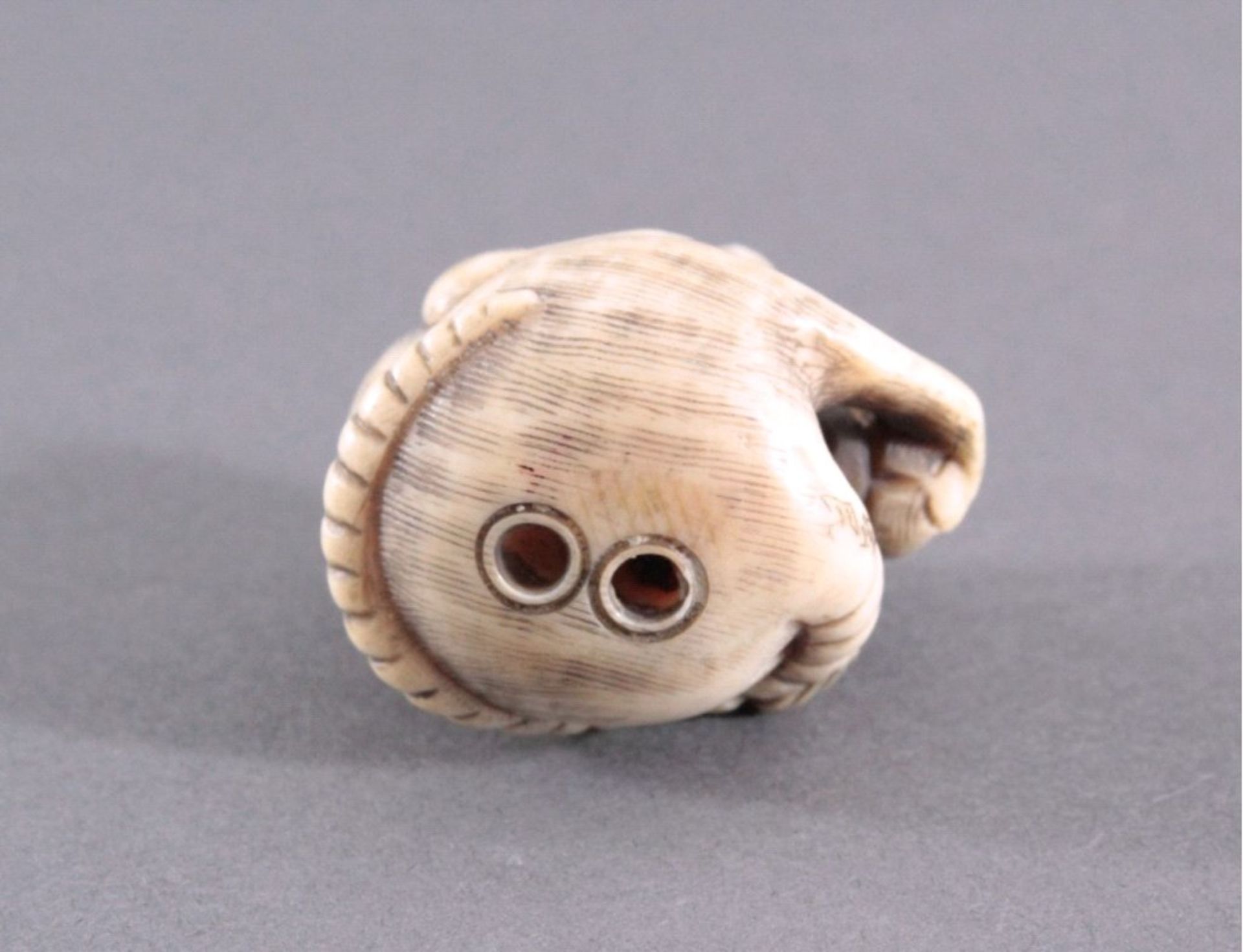 Netsuke, Japan 1. Hälfte 20. Jh., Elfenbein geschnitztVollplastische Schnitzerei, sich putzende - Bild 5 aus 5