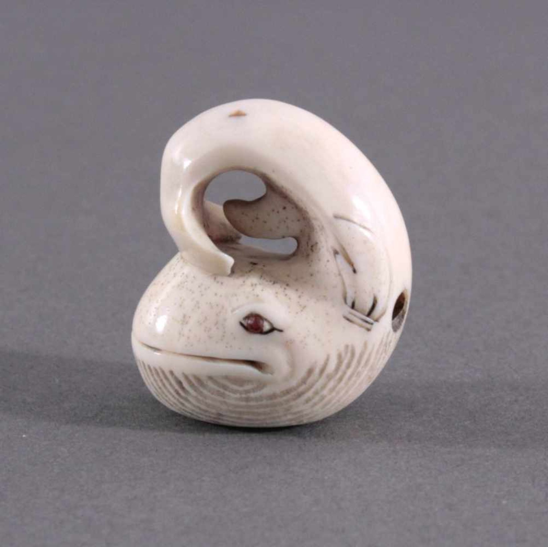 Netsuke, Japan 1. Hälfte 20. Jh., Elfenbein geschnitztVollplastische Schnitzerei, partiell - Bild 3 aus 5