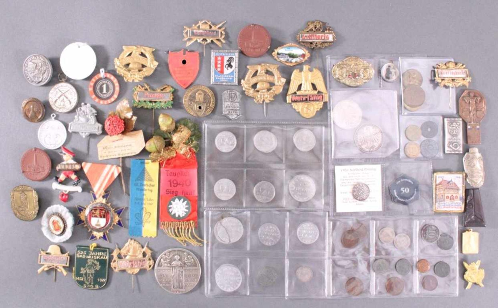 Münzen, Tagungs- und Veranstaltungsabzeichen Bad NauheimCa. 85 Stück, aus Metall, Porzellan, Holz,