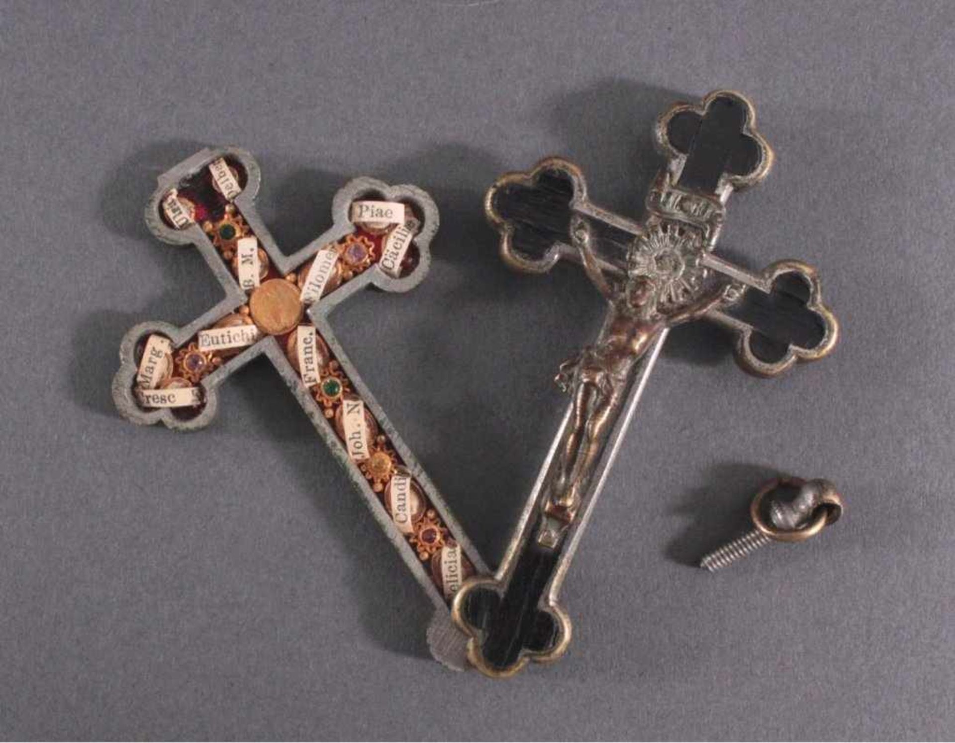Klosterarbeit - Reliquienkreuz, 19. JahrhundertMessing. Zum Öffnen als Reliquienkreuze, darin
