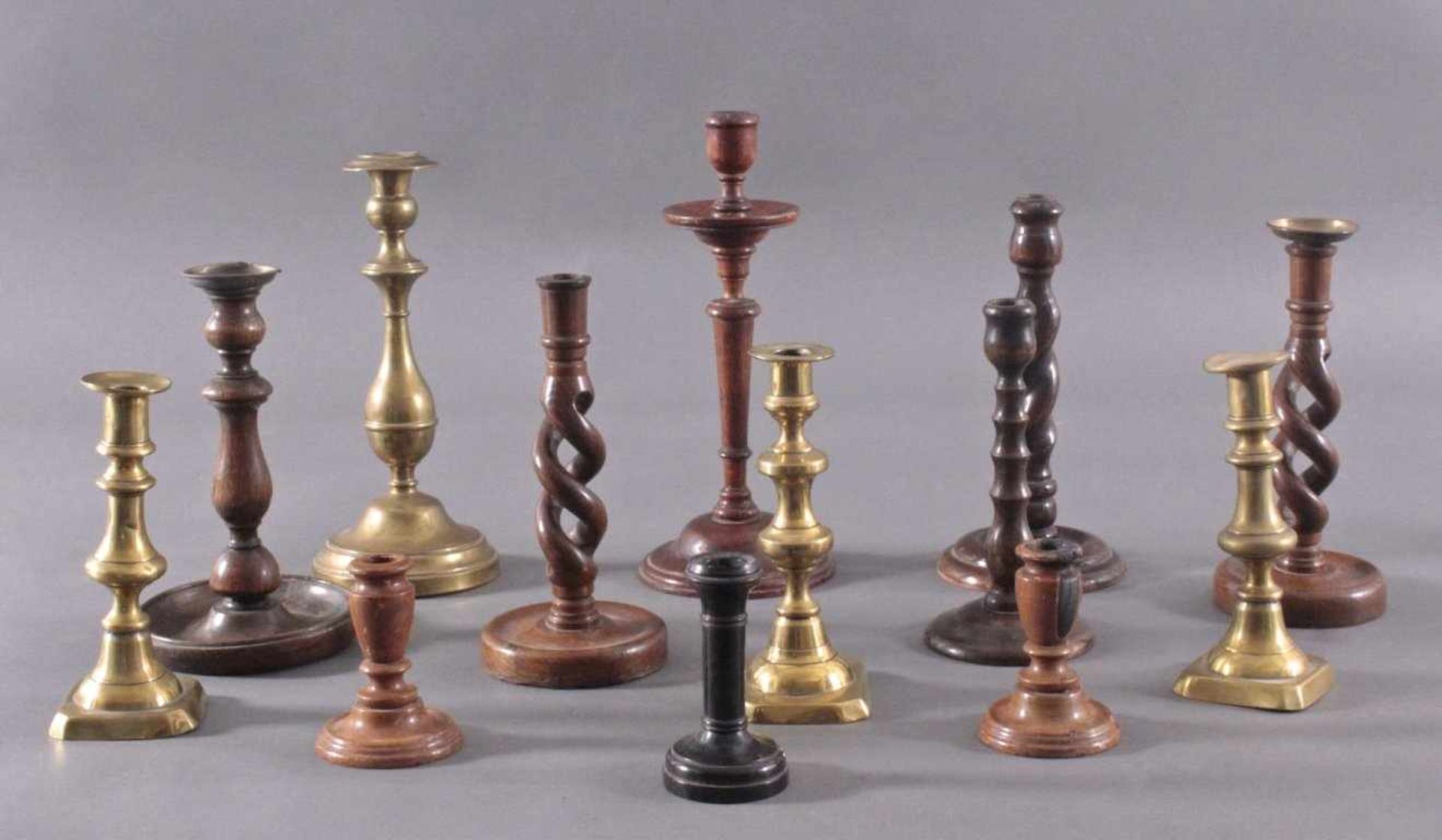Konvolut Kerzenständer um 1900Aus Bakelit, gedrechselten Holz und Messing inunterschiedlichen