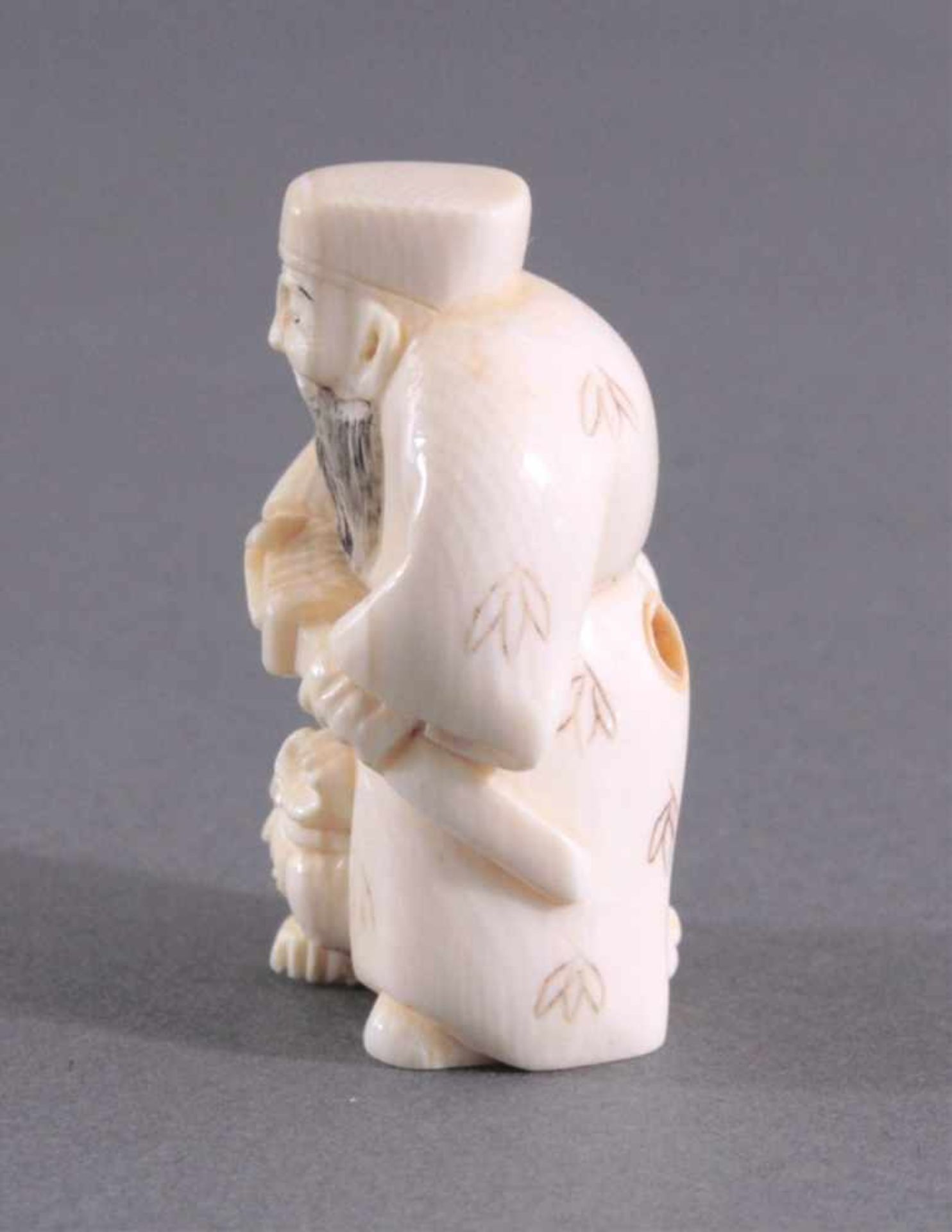 Netsuke, Japan 1. Hälfte 20. Jh., Elfenbein geschnitztVollplastische Schnitzerei, partiell - Bild 2 aus 5