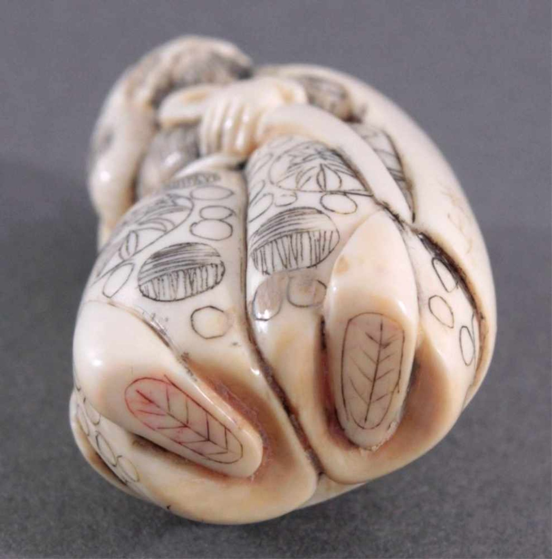 Netsuke, China, Mitte 20. Jh., Elfenbein geschnitztVollplastische Schnitzerei, partiell - Bild 7 aus 7