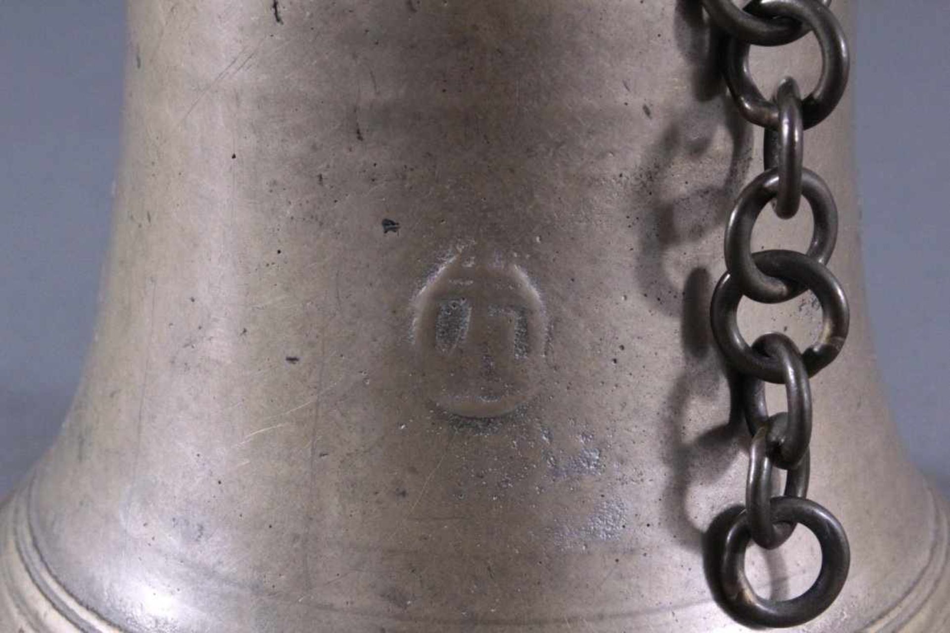 Bronze-Glocke um 1900Wandung dekoriert mit reliefierten christlichen Motiven, zumBeispiel IHS, Jesus - Bild 4 aus 10