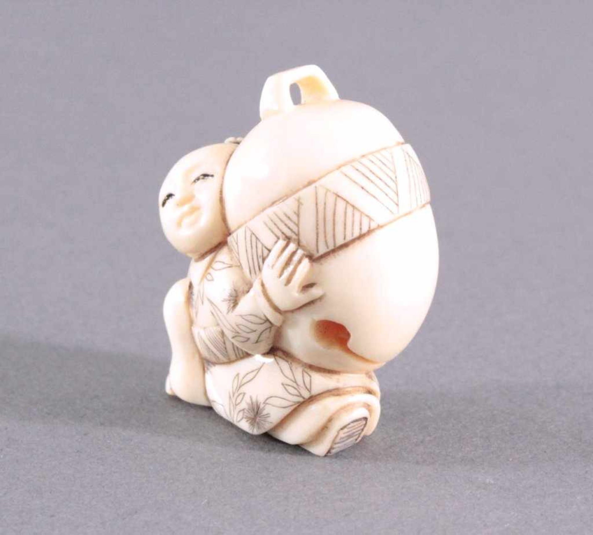 Netsuke, Japan 1. Hälfte 20. Jh., Elfenbein geschnitztVollplastische Schnitzerei, partiell - Bild 2 aus 5