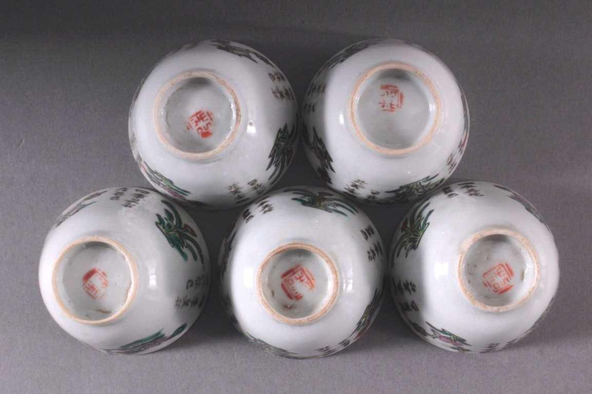 5 Sake Schalen um 1900Glasiertes Porzellan, Wandung umlaufend mit polychromerBemalung und - Bild 5 aus 6