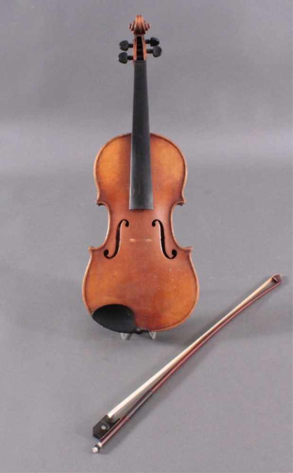 Geige / Violine mit Bogen und Geigenkasten um 1900Ca. Korpus Länge 36 cm. - Image 2 of 9