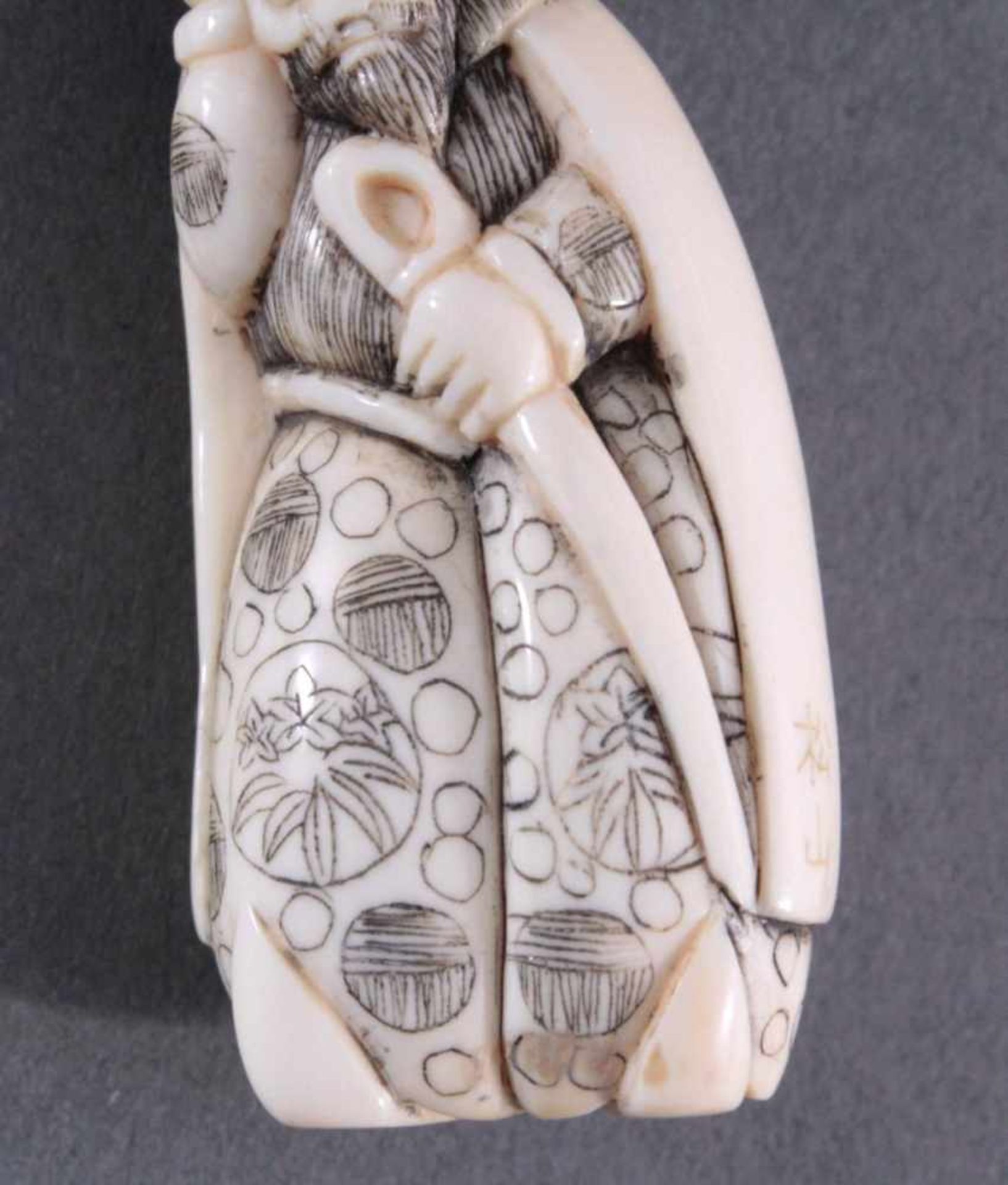 Netsuke, China, Mitte 20. Jh., Elfenbein geschnitztVollplastische Schnitzerei, partiell - Bild 5 aus 7