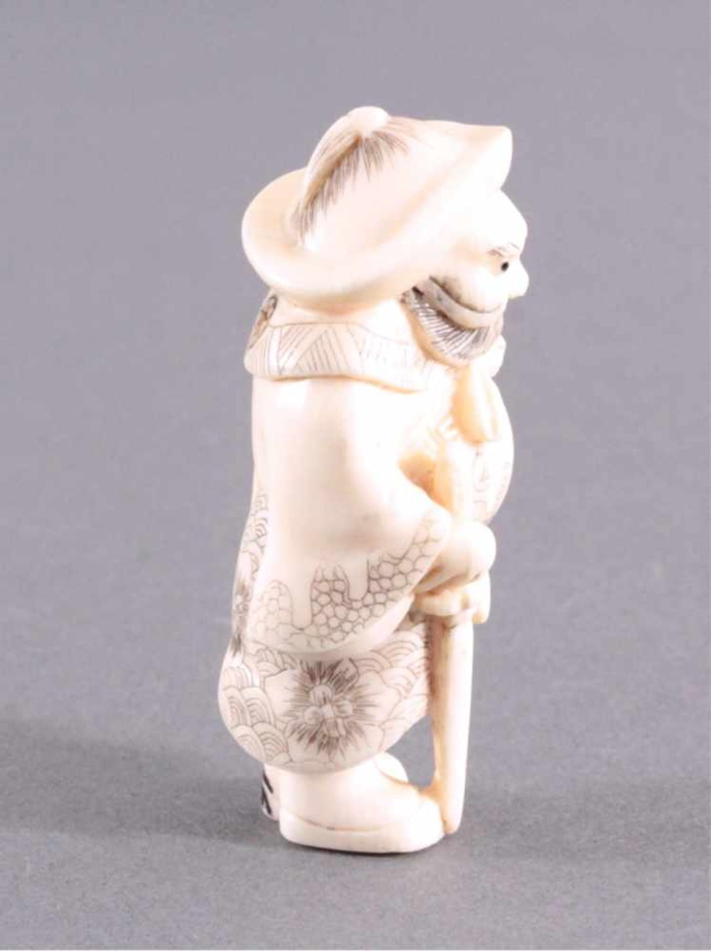Netsuke, Japan 1. Hälfte 20. Jh., Elfenbein geschnitztVollplastische Schnitzerei, signiert, Mann mit - Bild 4 aus 5