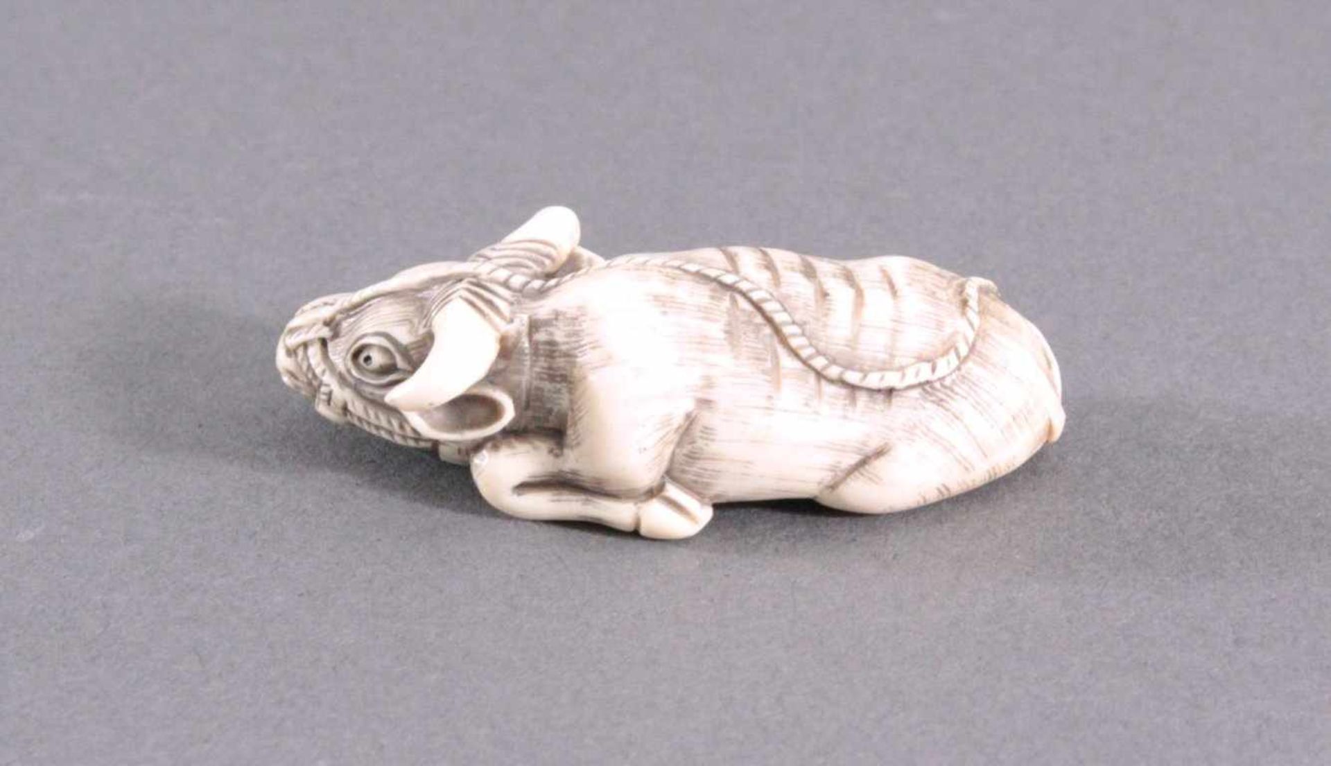 Netsuke, Japan 1. Hälfte 20. Jh., Elfenbein geschnitztVollplastische Schnitzerei, Wasserbüffel mit - Bild 3 aus 5