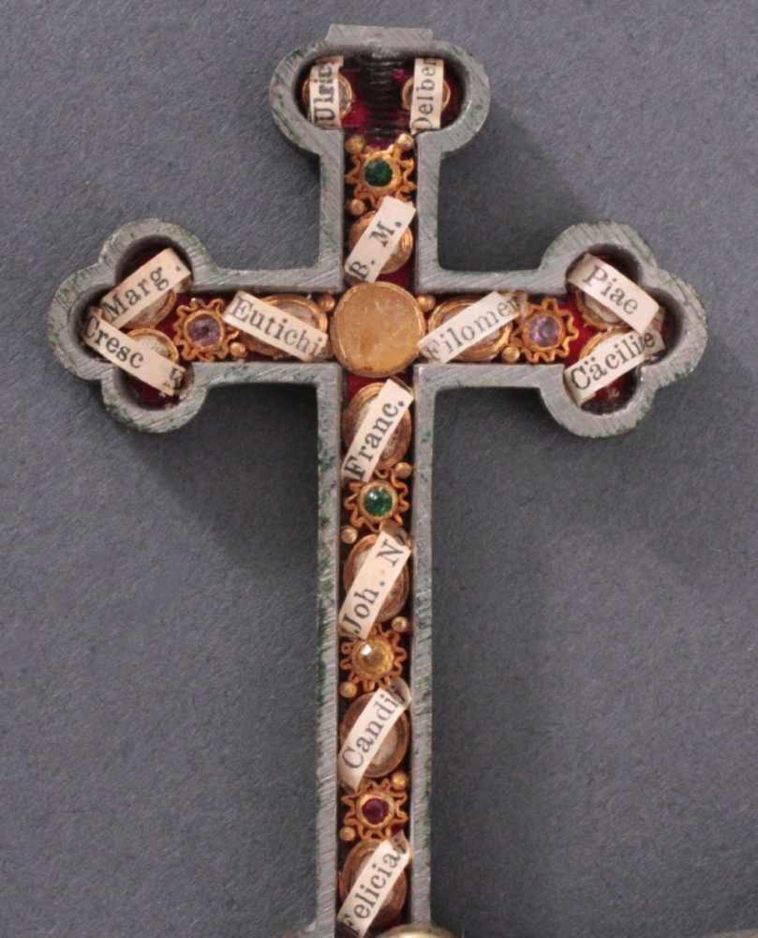 Klosterarbeit - Reliquienkreuz, 19. JahrhundertMessing. Zum Öffnen als Reliquienkreuze, darin - Bild 2 aus 4