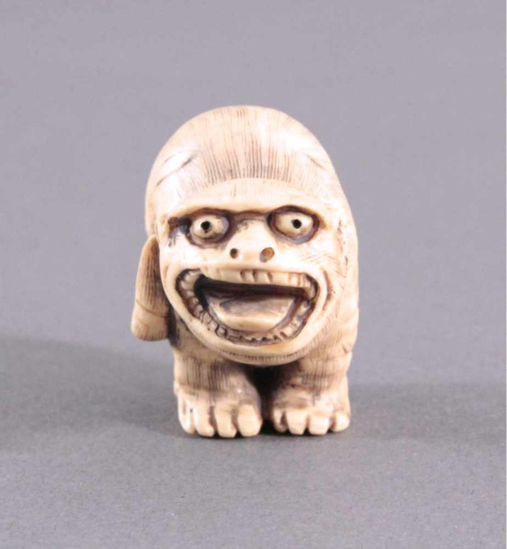 Netsuke, Japan 1. Hälfte 20. Jh., Elfenbein geschnitztVollplastische Schnitzerei, signiert, Hund,ca.