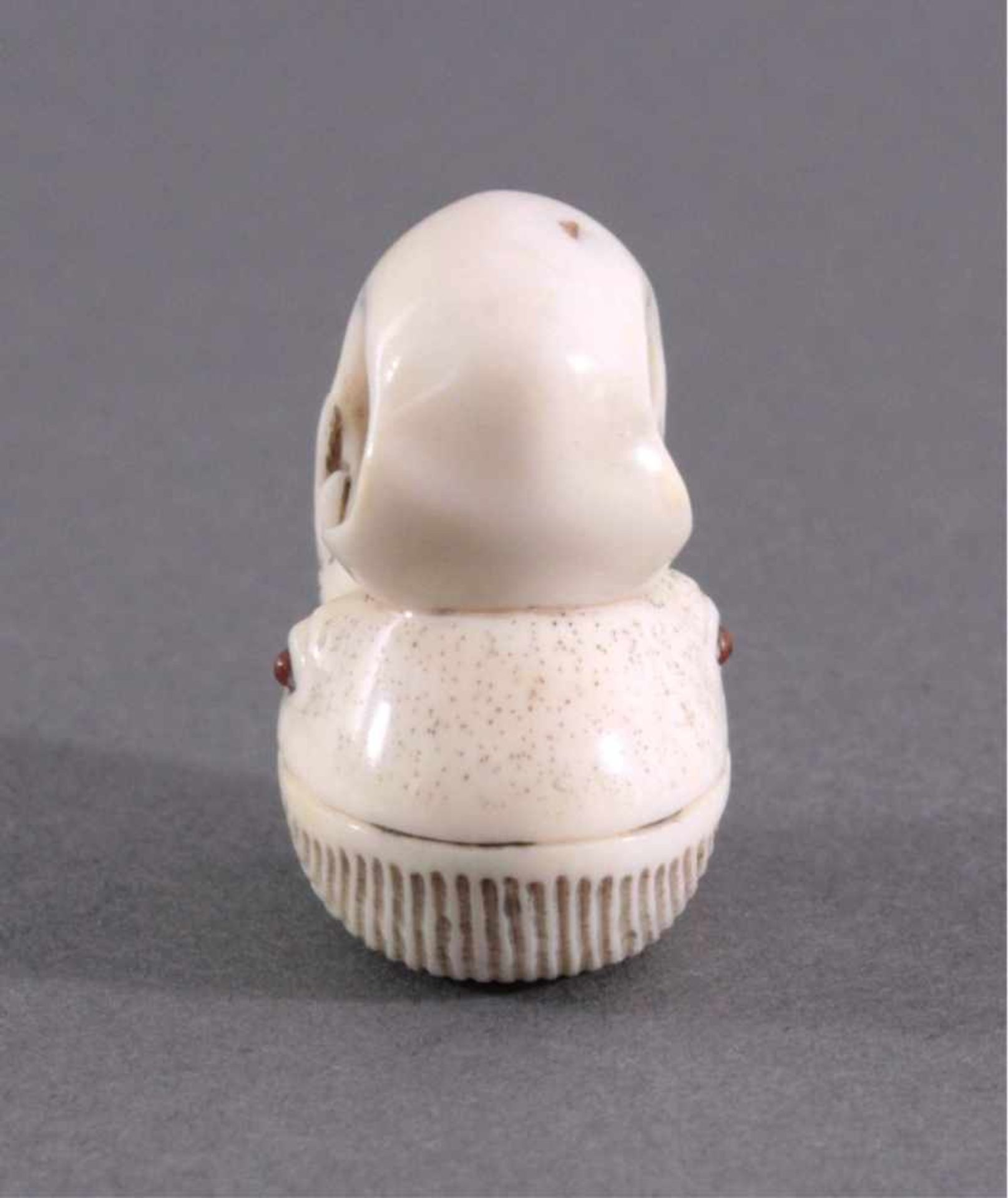 Netsuke, Japan 1. Hälfte 20. Jh., Elfenbein geschnitztVollplastische Schnitzerei, partiell - Bild 2 aus 5