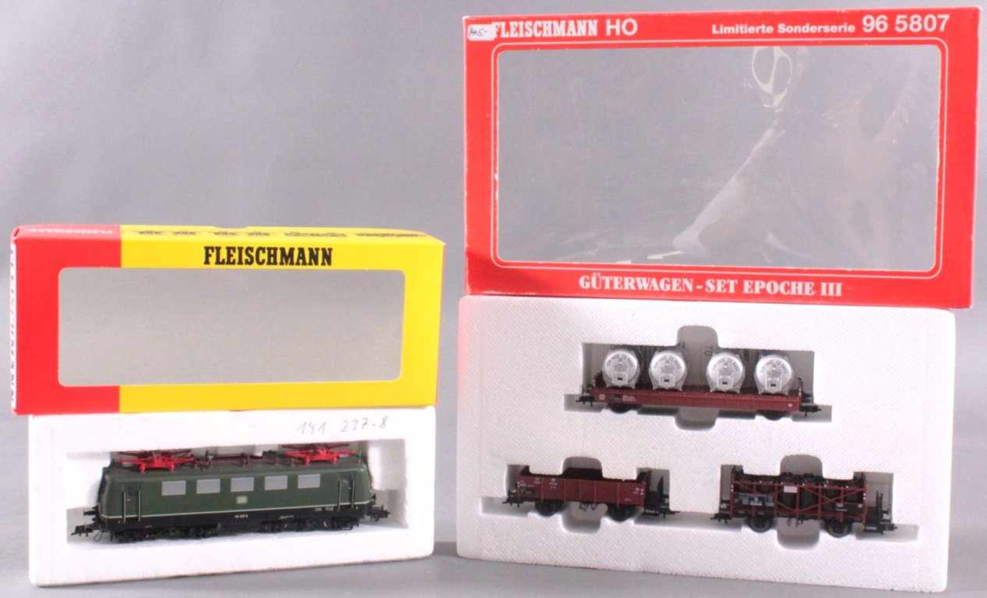 Fleischmann E-Lok mit Güterwagen-Set, Spur H0Fleischmann E-Lok 4326 und Güterwagen-Set95 5805