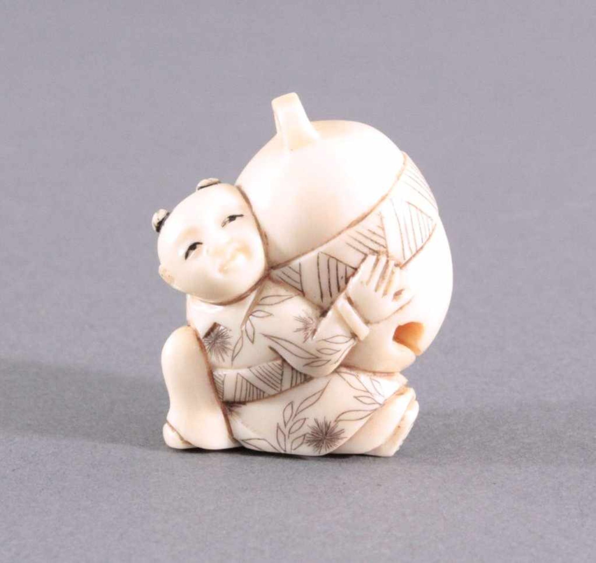 Netsuke, Japan 1. Hälfte 20. Jh., Elfenbein geschnitztVollplastische Schnitzerei, partiell