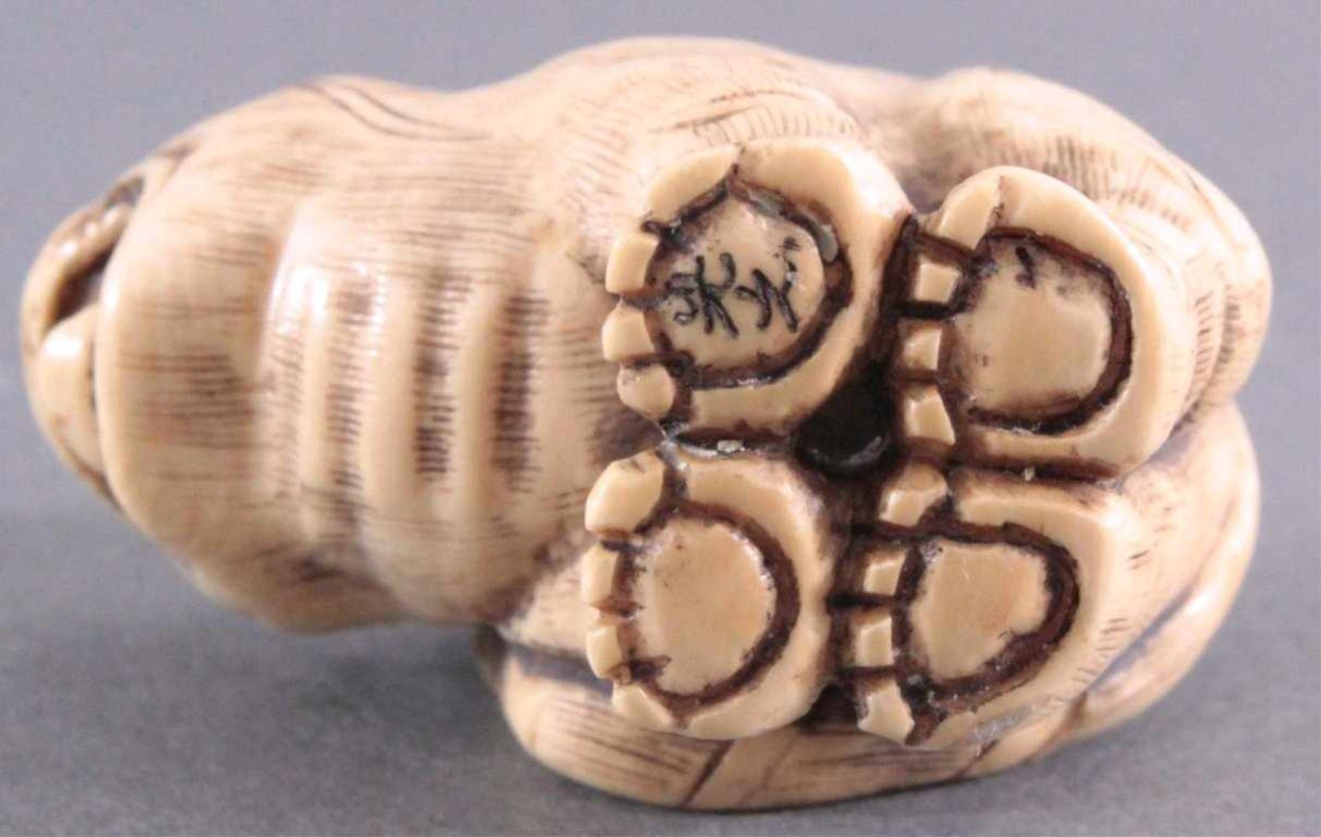 Netsuke, Japan 1. Hälfte 20. Jh., Elfenbein geschnitztVollplastische Schnitzerei, signiert, Hund,ca. - Bild 4 aus 4