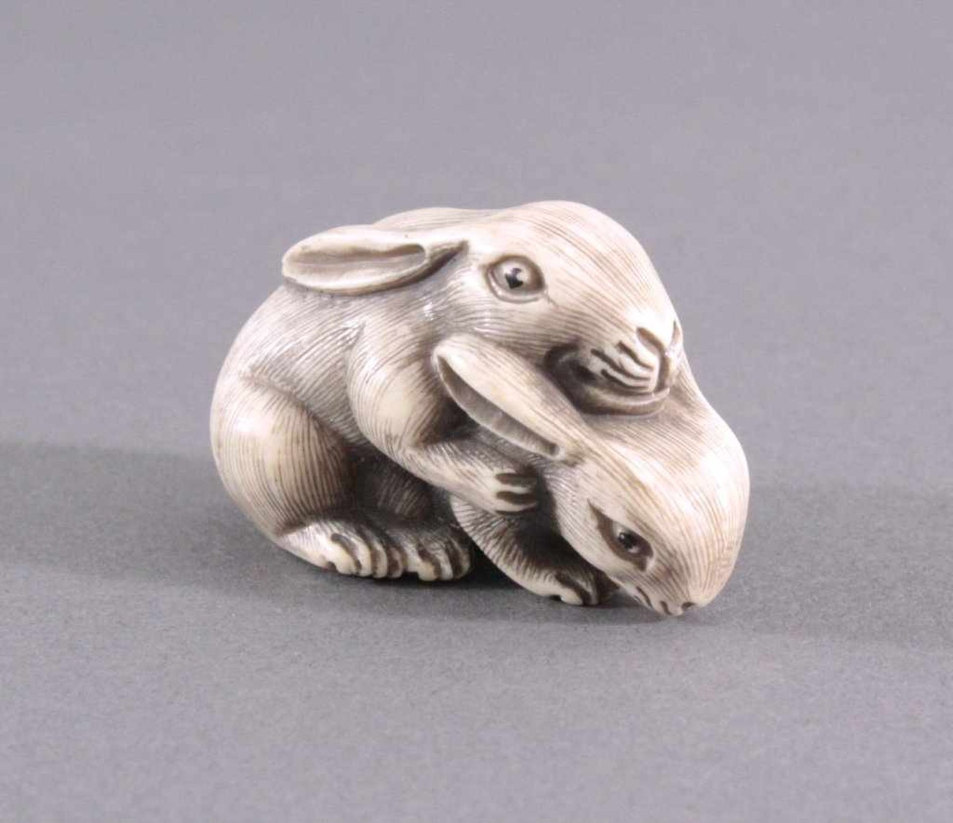 Netsuke, Japan 1. Hälfte 20. Jh., Elfenbein geschnitztVollplastische Schnitzerei, rammelnde Hasen,