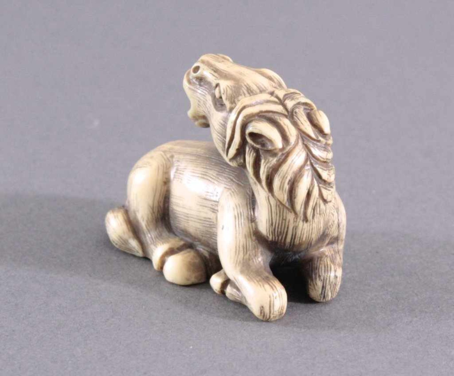 Netsuke, Japan 1. Hälfte 20. Jh., Elfenbein geschnitztVollplastische Schnitzerei, liegendes Pferd, - Bild 3 aus 5