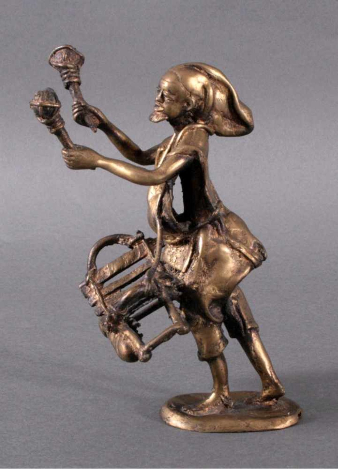 Bronzefigur ChinaGlockenspieler, ovaler Stand, detailliert gearbeitet,verlorene Form, ca. H- 21 cm - Bild 5 aus 5