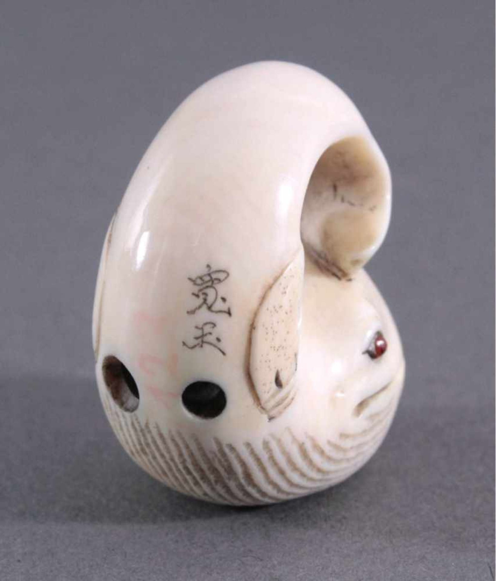 Netsuke, Japan 1. Hälfte 20. Jh., Elfenbein geschnitztVollplastische Schnitzerei, partiell - Bild 4 aus 5