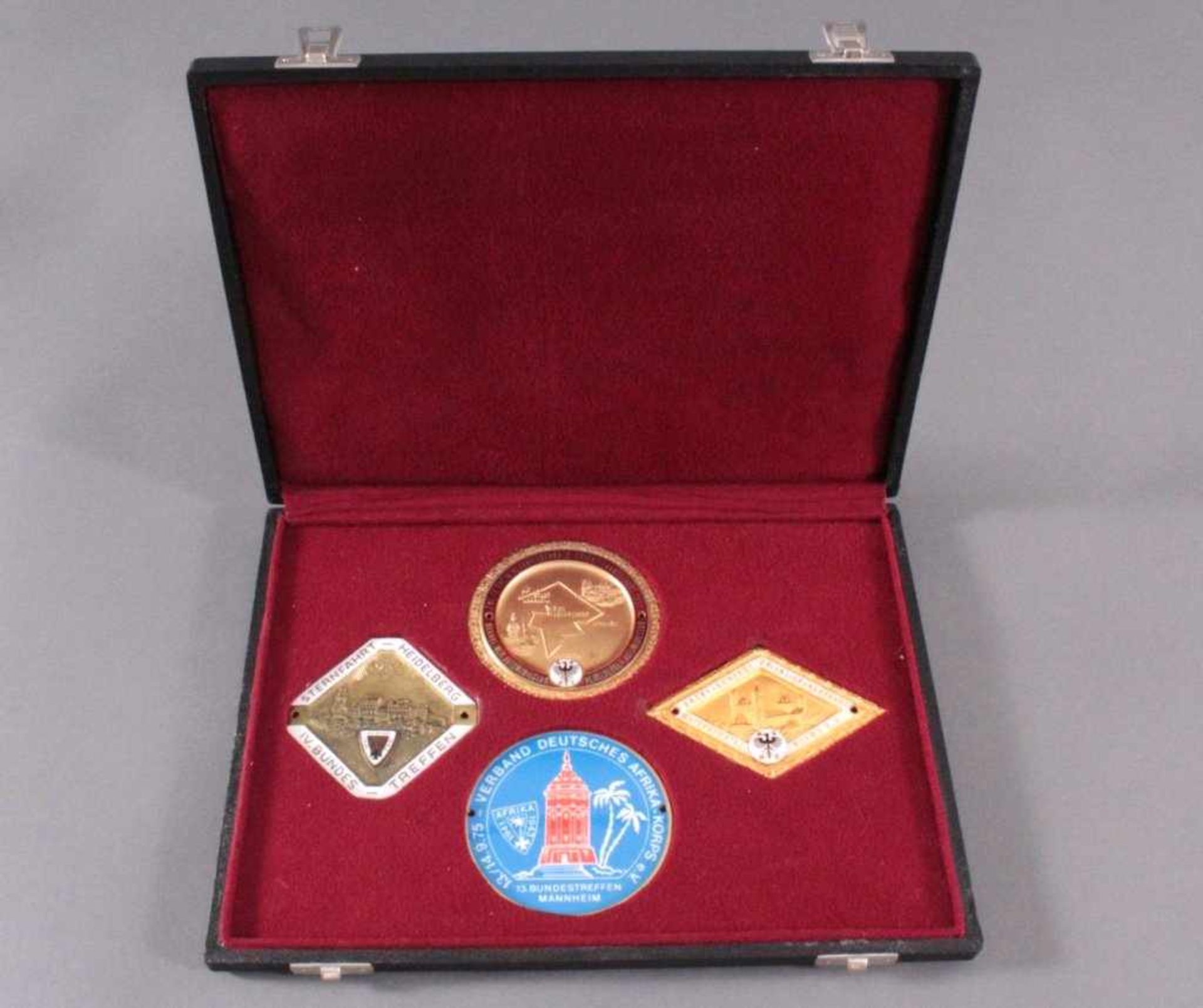 4 Veranstaltungsplaketten, Bronze mit Emaille in Schatulle1x Verband Deutsches Afrika-Korps e.V. 13.