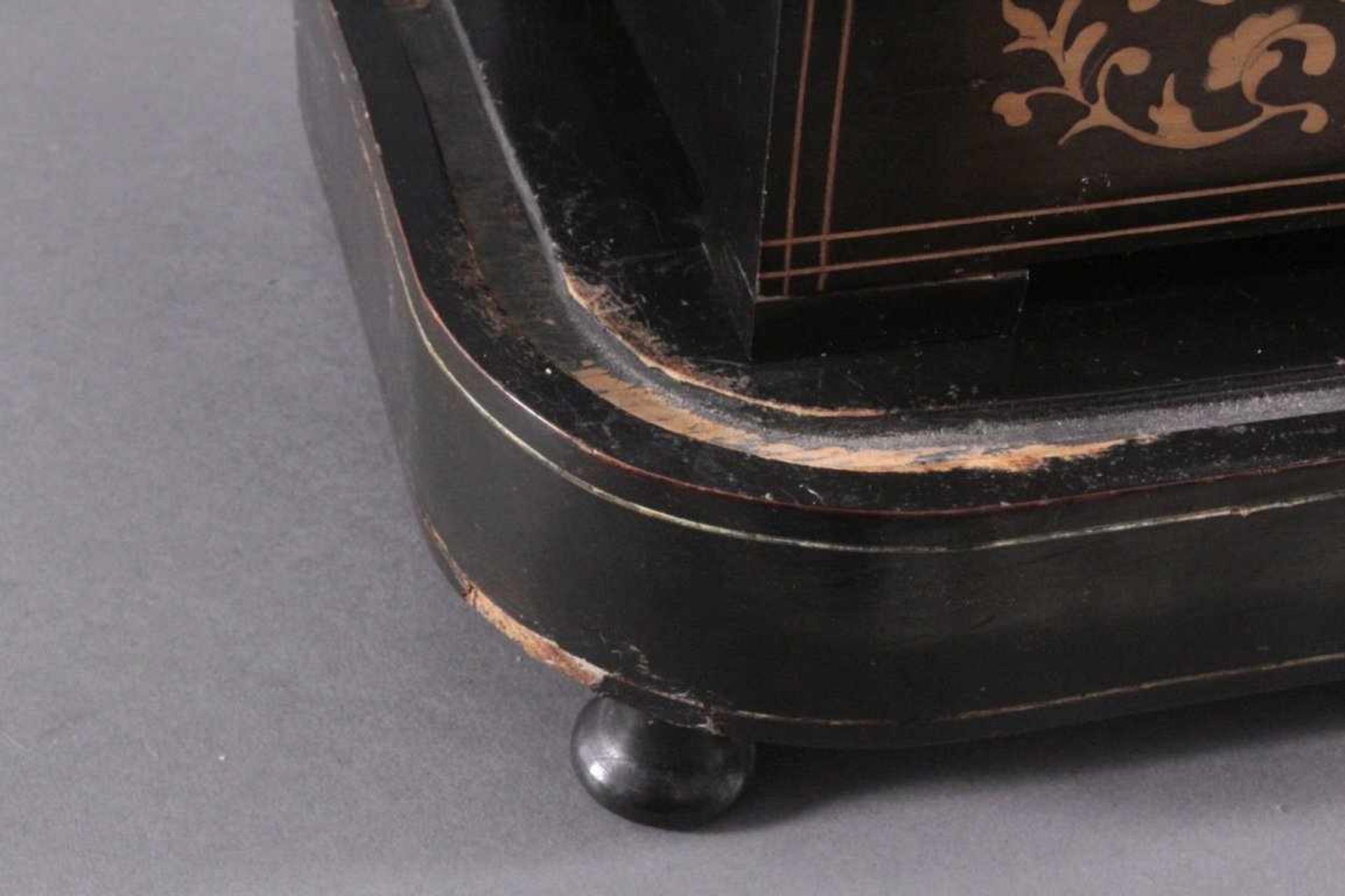 Prunk-Kaminuhr mit Glocke, Frankreich 1. Hälfte 19. Jh.Getreppter Sockel, ebonisierter Holzkorpus - Image 7 of 8