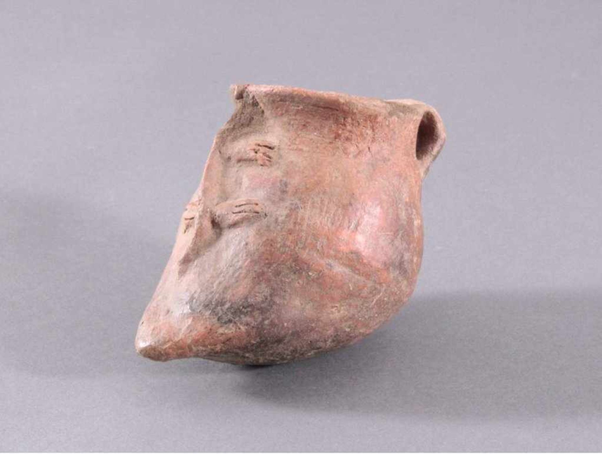 Henkelgefäß - Lausitzer Kultur 900-500 v. Chr.Henkelgefäß auf der Vorderseite verziert mit einer - Bild 2 aus 5