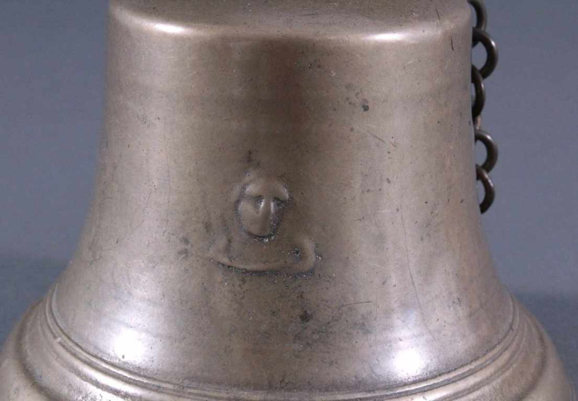 Bronze-Glocke um 1900Wandung dekoriert mit reliefierten christlichen Motiven, zumBeispiel IHS, Jesus - Bild 6 aus 10