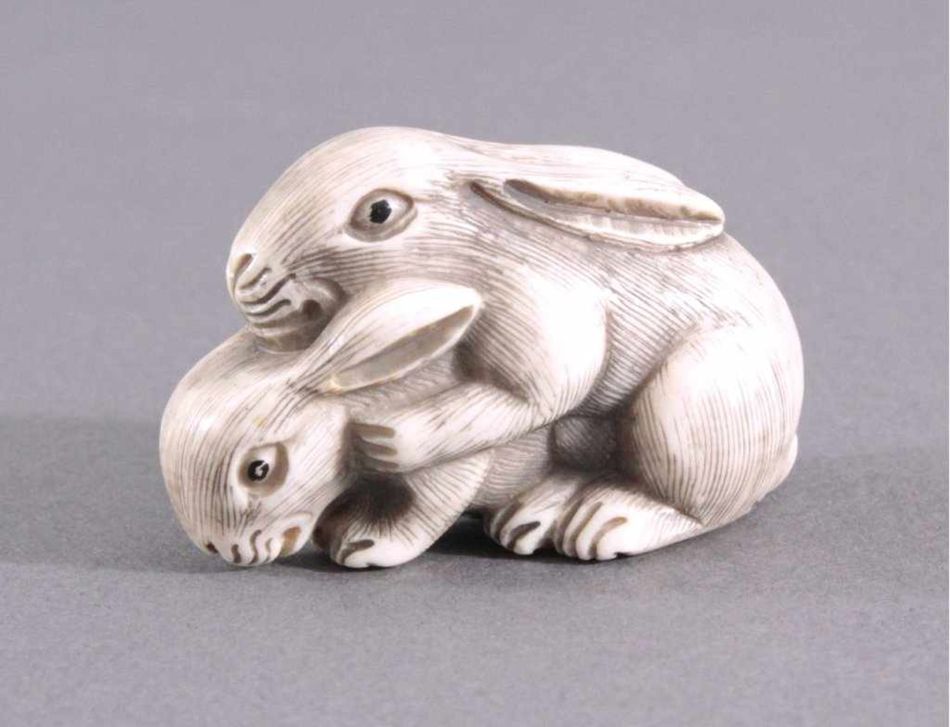 Netsuke, Japan 1. Hälfte 20. Jh., Elfenbein geschnitztVollplastische Schnitzerei, rammelnde Hasen, - Bild 3 aus 5