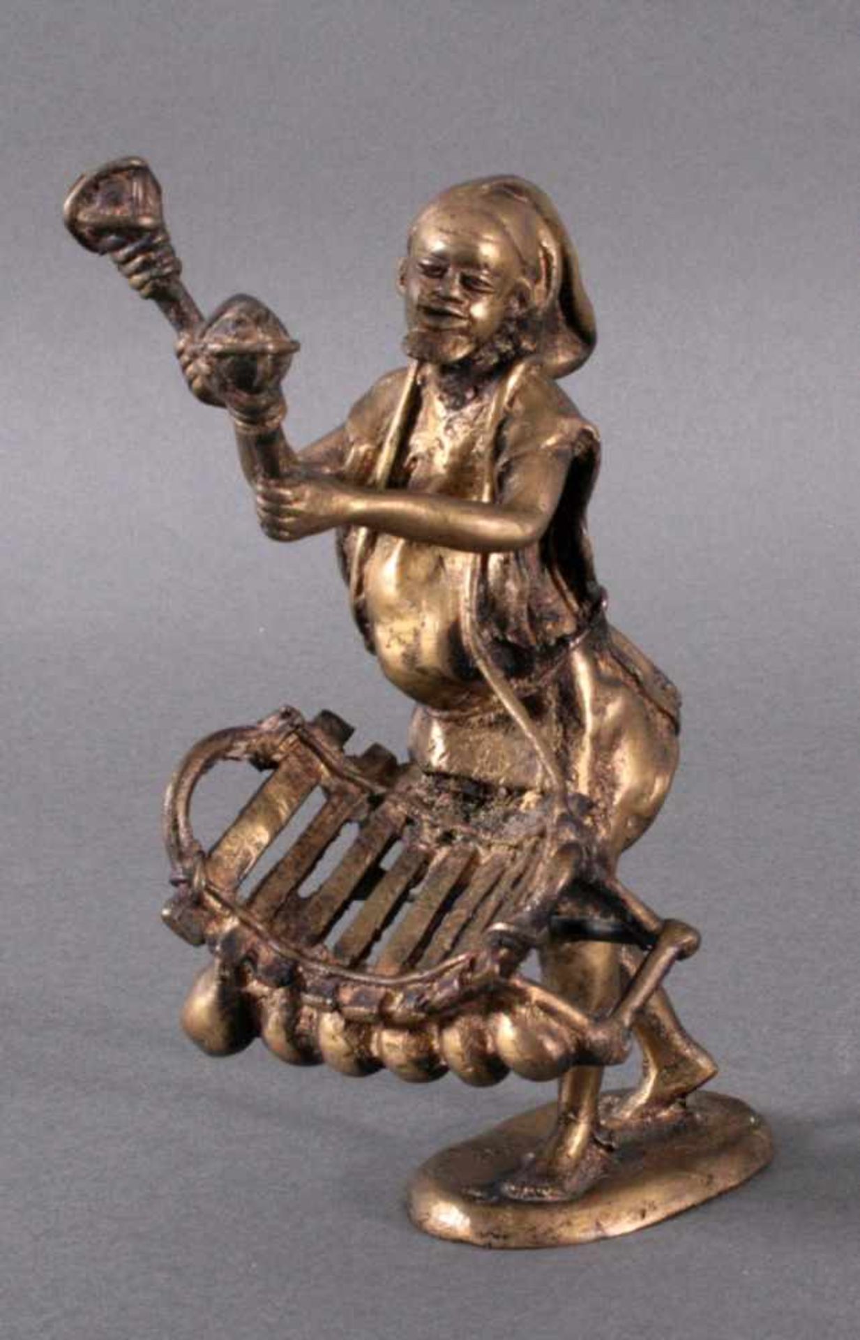 Bronzefigur ChinaGlockenspieler, ovaler Stand, detailliert gearbeitet,verlorene Form, ca. H- 21 cm