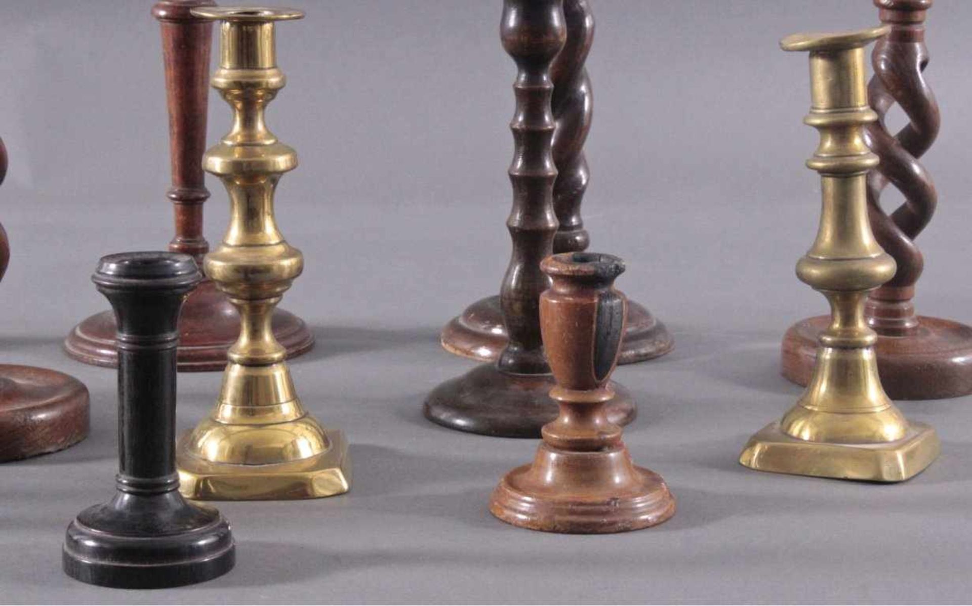 Konvolut Kerzenständer um 1900Aus Bakelit, gedrechselten Holz und Messing inunterschiedlichen - Image 4 of 4