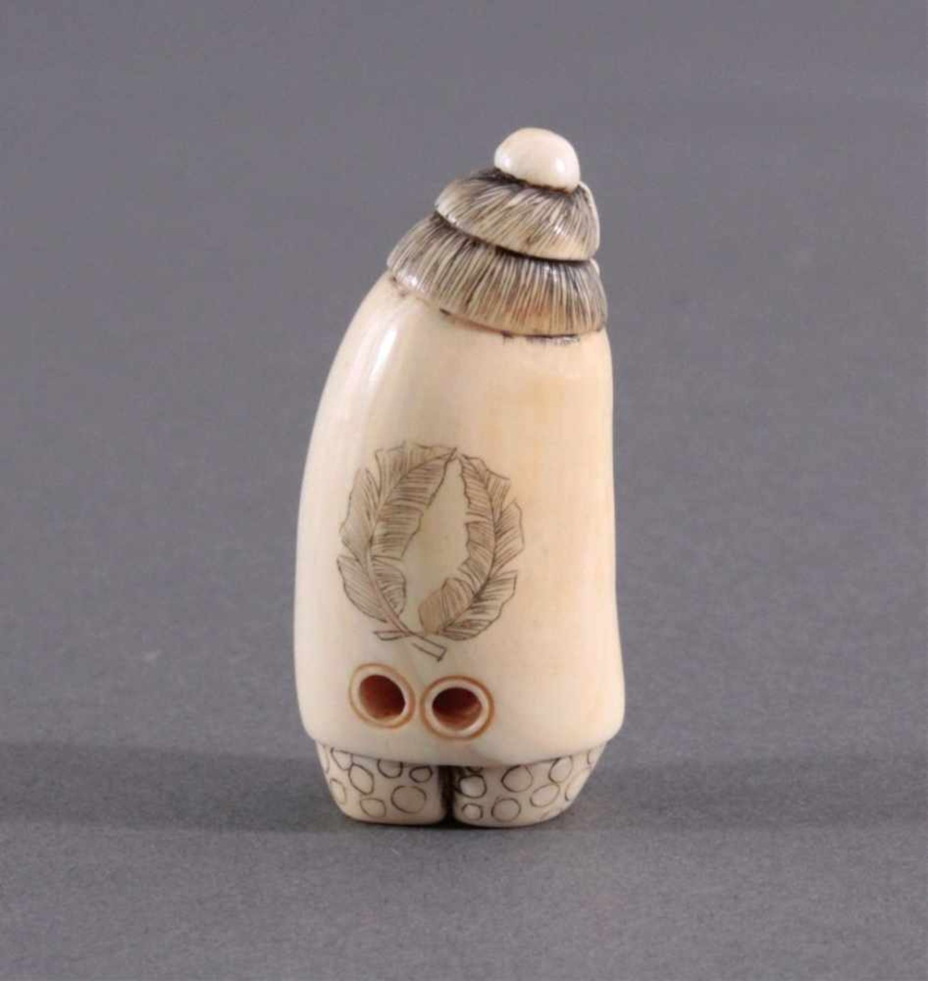 Netsuke, China, Mitte 20. Jh., Elfenbein geschnitztVollplastische Schnitzerei, partiell - Bild 3 aus 7