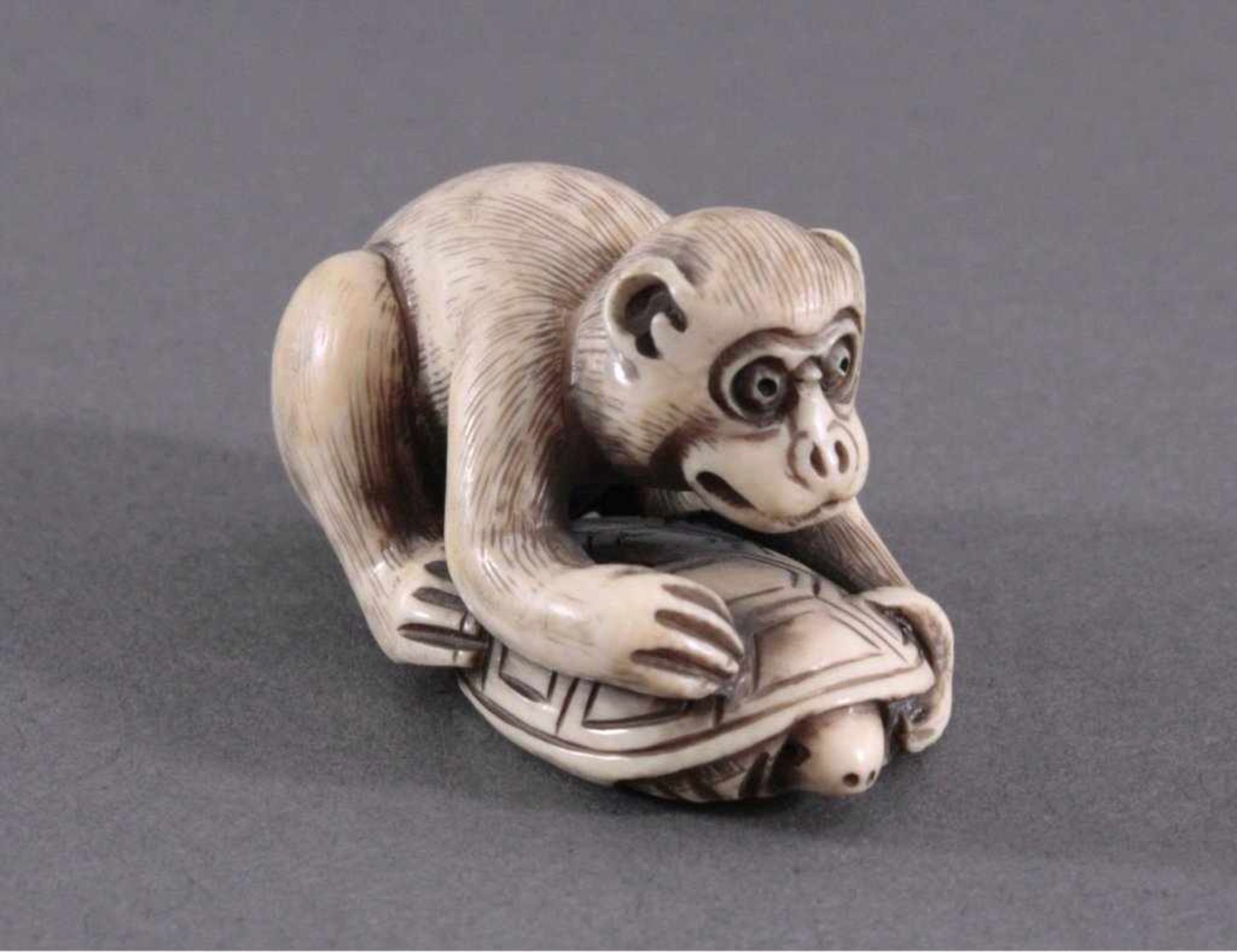 Netsuke, China, Mitte 20. Jh., Elfenbein geschnitztVollplastische Schnitzerei, partiell - Bild 4 aus 5